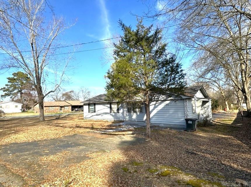 Photo 3 of 26 of 206 N Pecan Street house