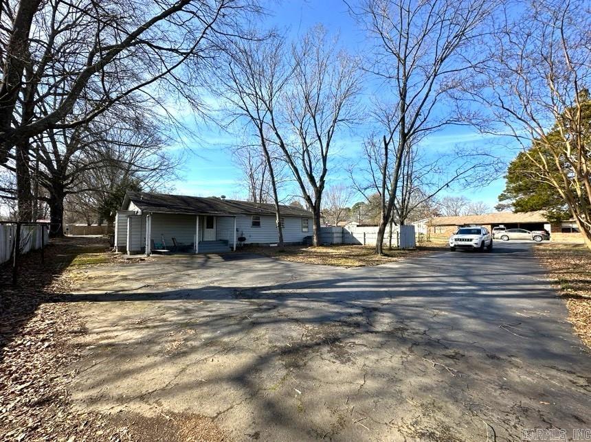 Photo 5 of 26 of 206 N Pecan Street house