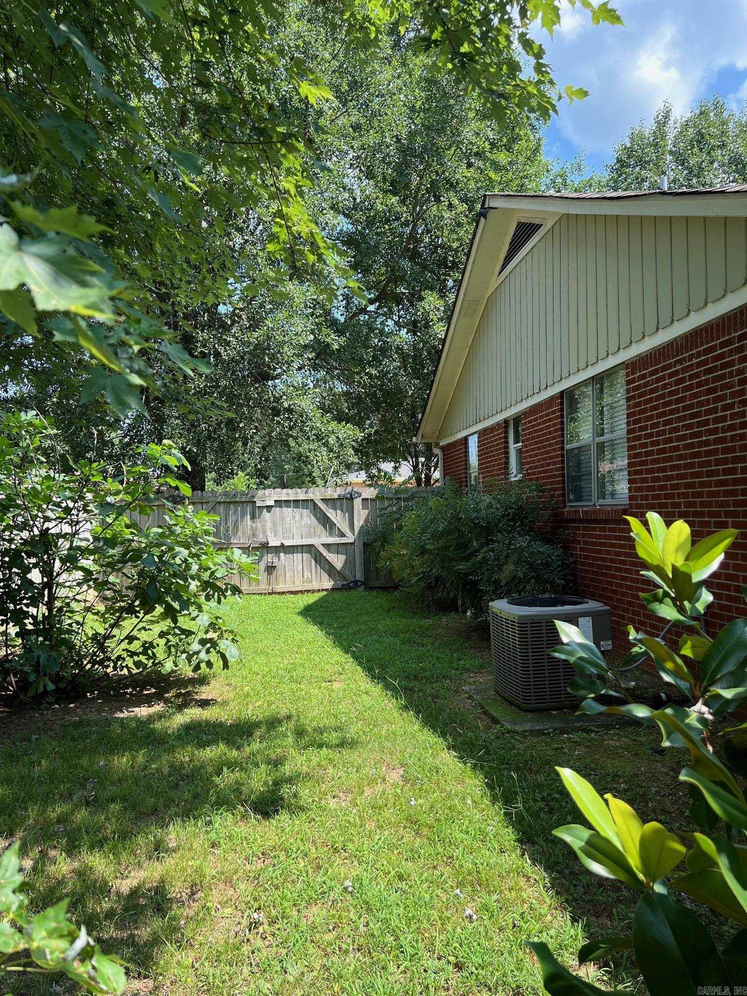 Photo 15 of 16 of 401 W Louisiana Drive house