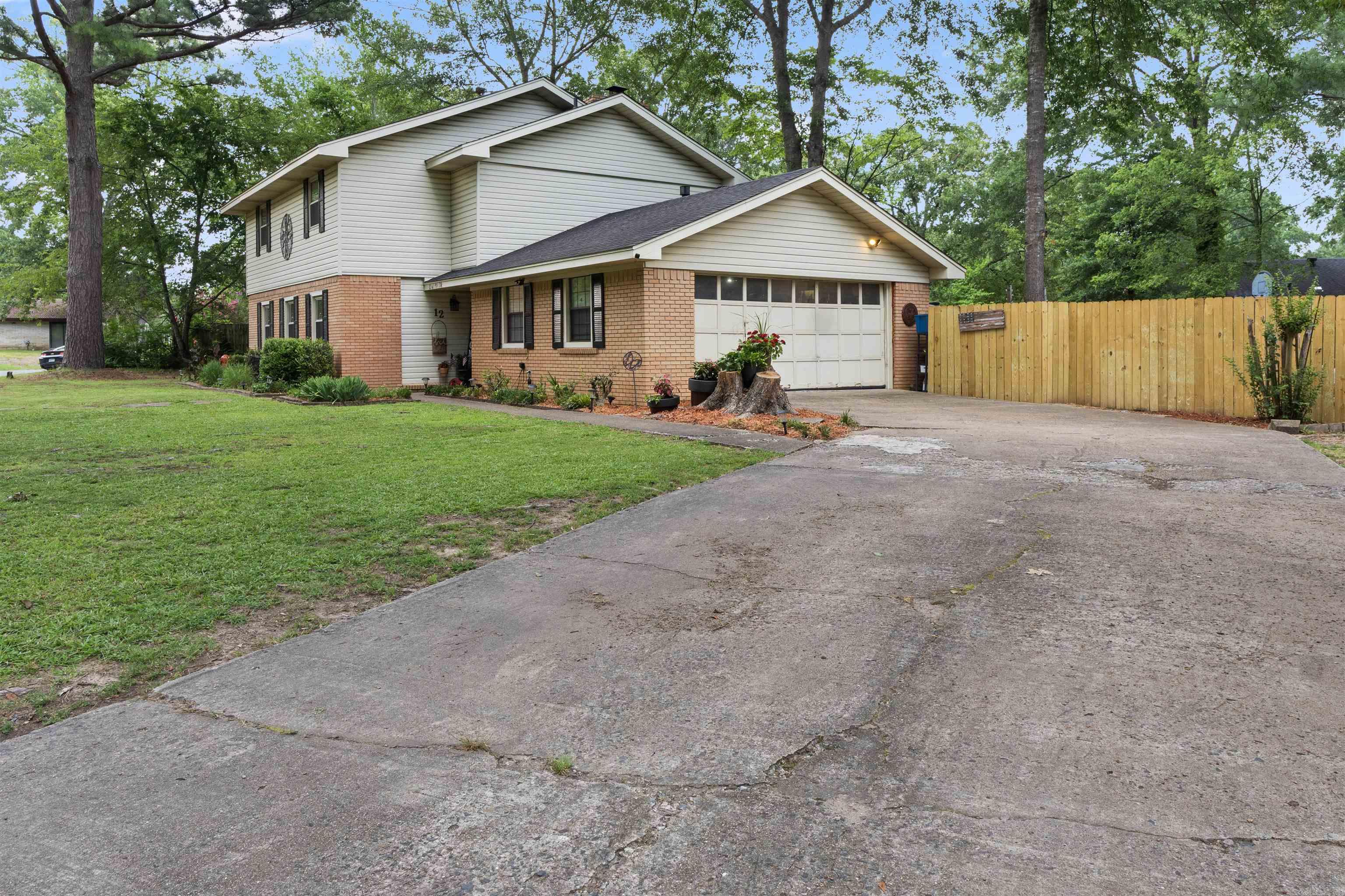 Photo 2 of 28 of 12 W Post Oak Drive house