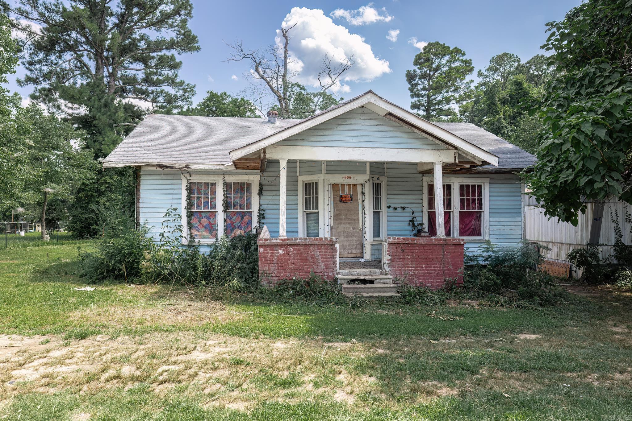 Photo 1 of 4 of 906 E Crayton Street house