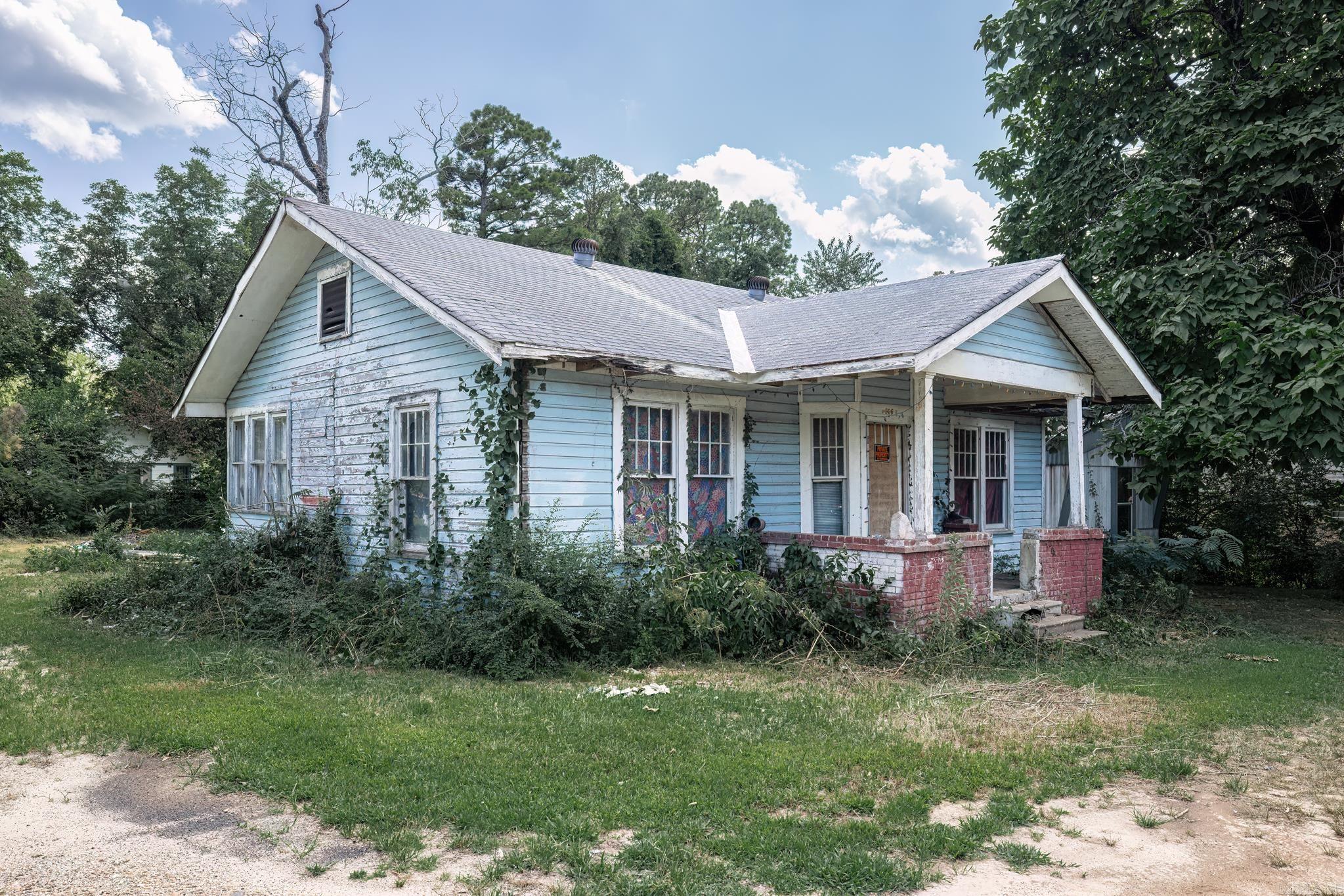 Photo 2 of 4 of 906 E Crayton Street house