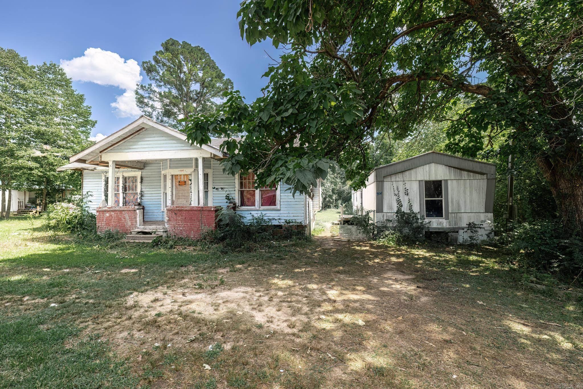 Photo 3 of 4 of 906 E Crayton Street house