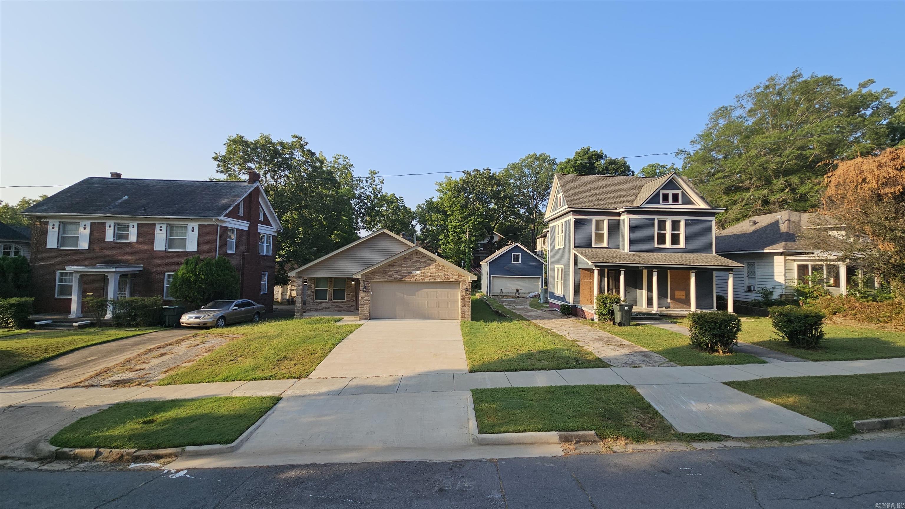 Photo 6 of 49 of 1515 W 21st Street house