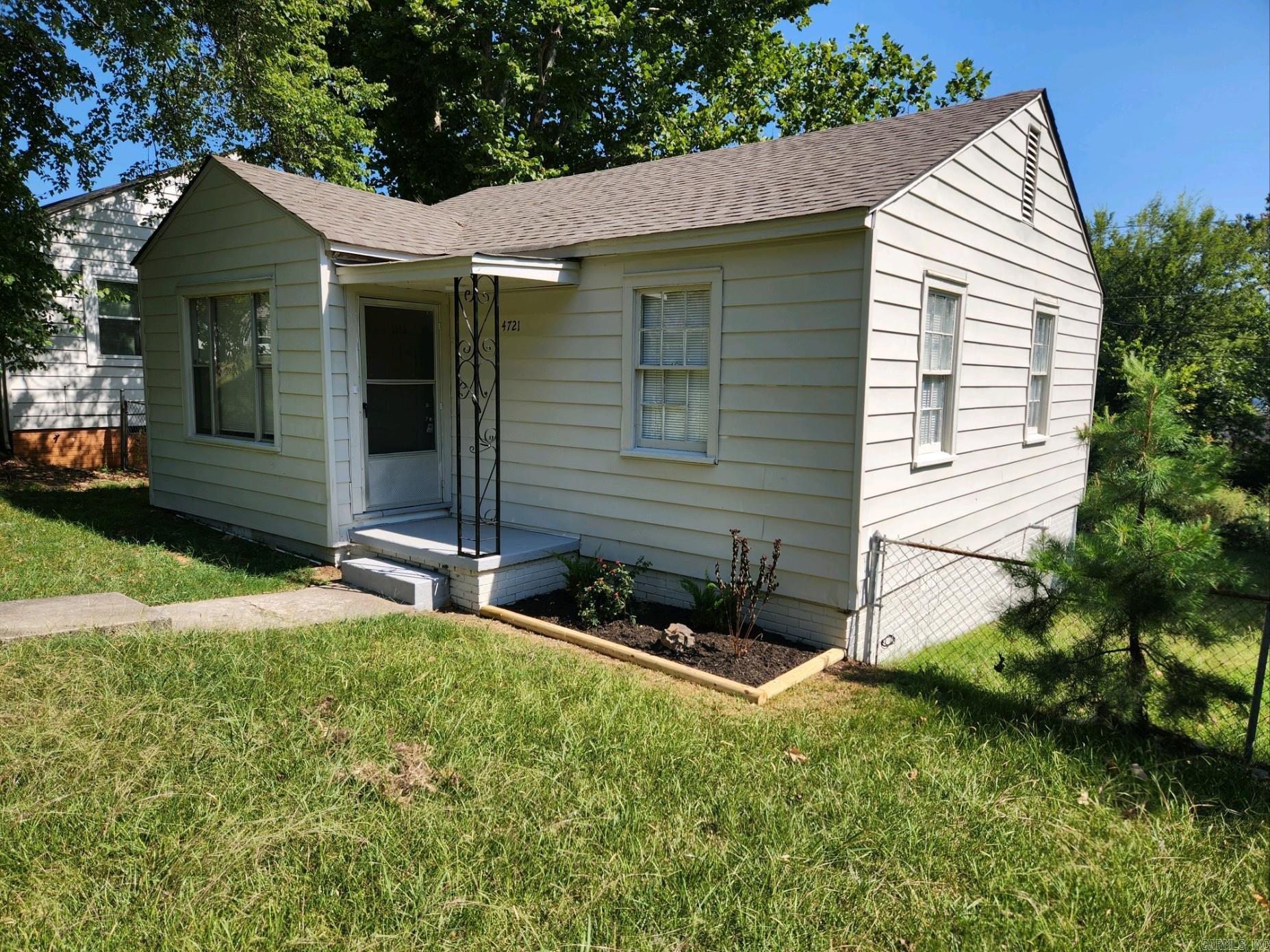 Photo 3 of 12 of 4721 Grand Avenue house