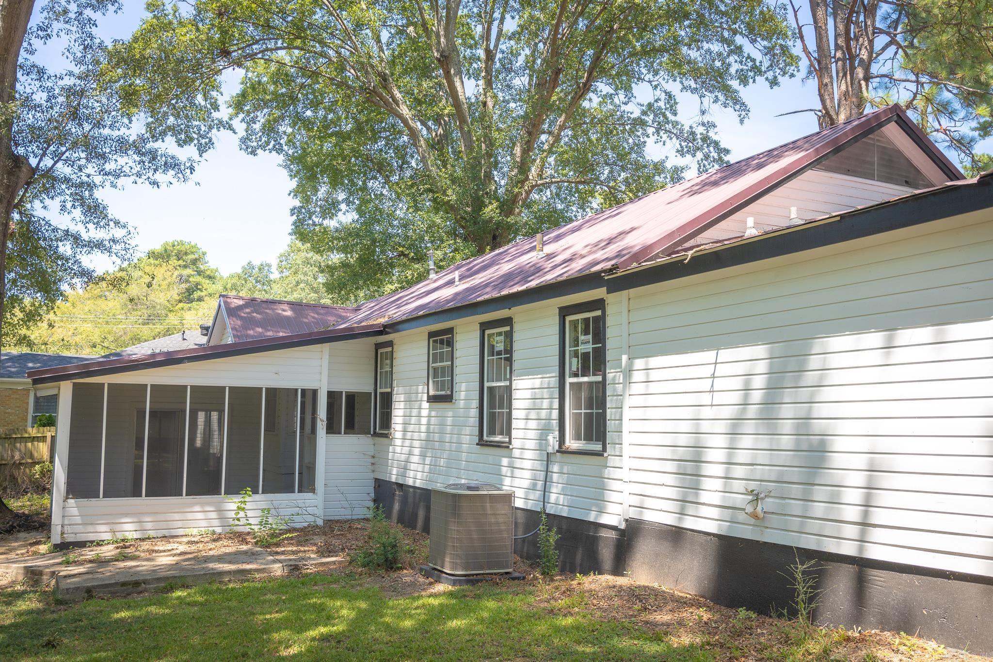 Photo 17 of 19 of 523 W Wood house