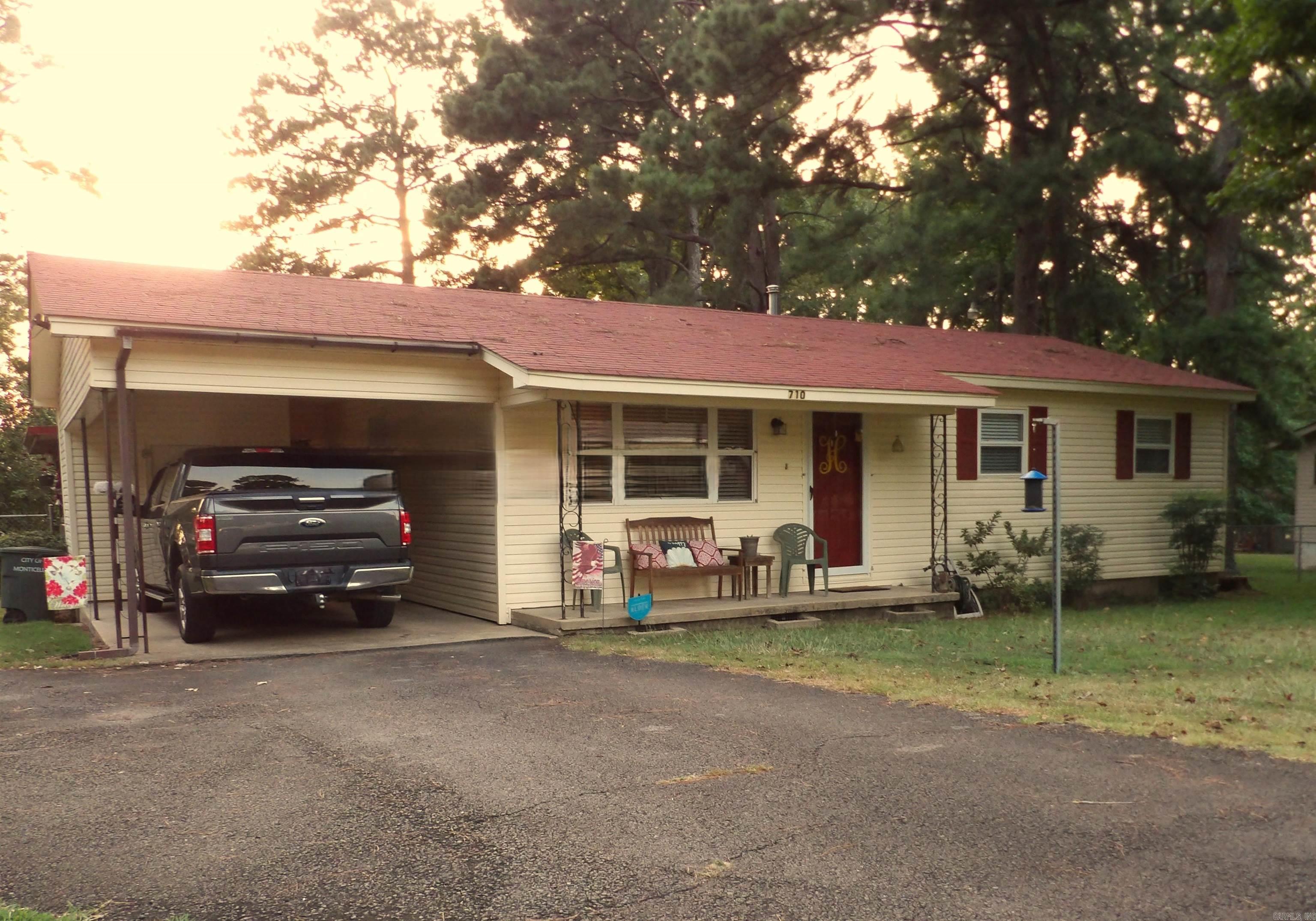 Photo 1 of 16 of 710 S Gabbert Street house