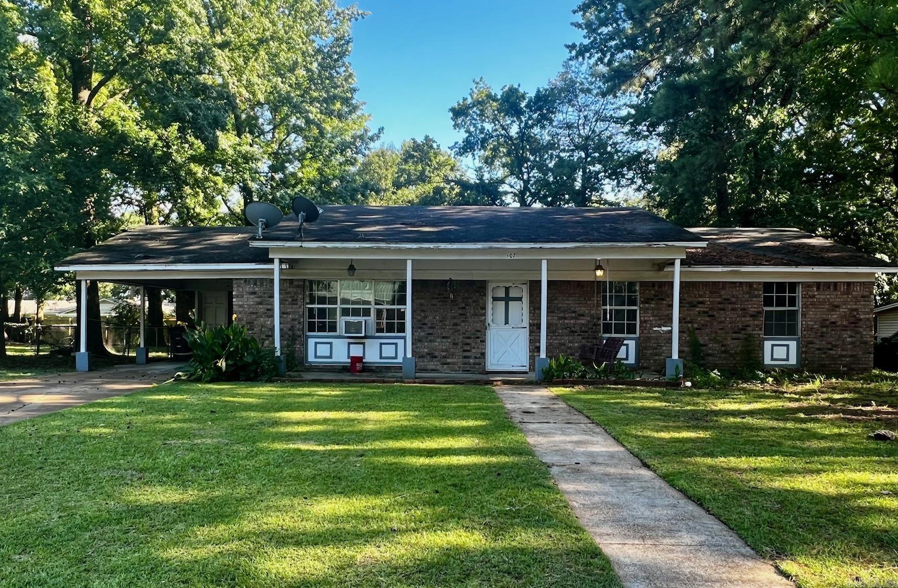 Photo 2 of 16 of 107 Choctaw Dr house