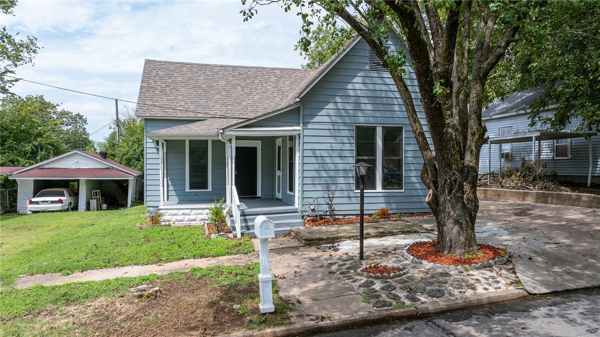 Photo 3 of 50 of 209 Cane Hill Street house