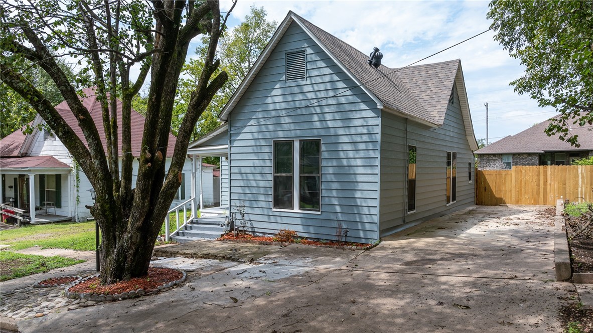 Photo 5 of 50 of 209 Cane Hill Street house