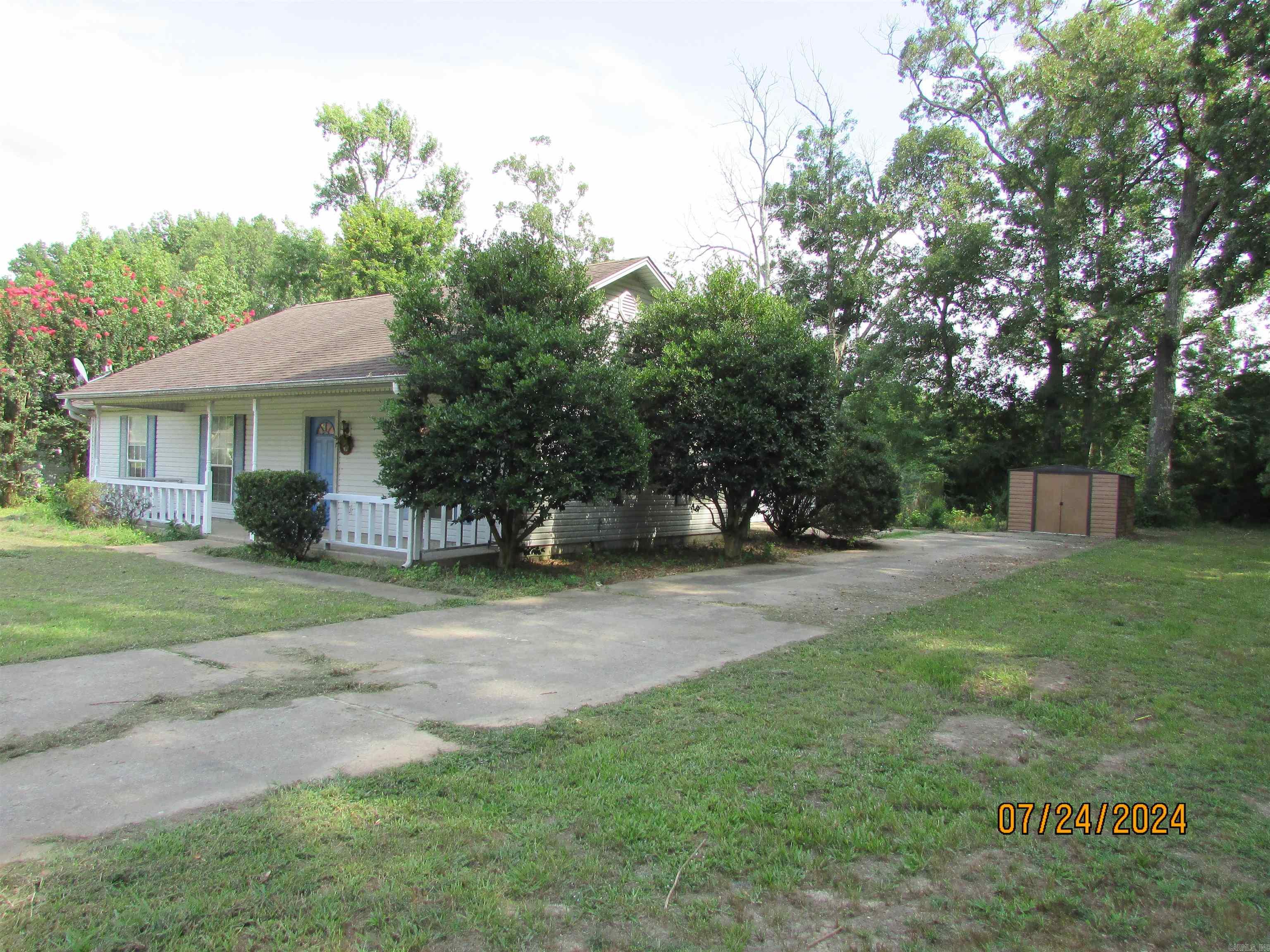 Photo 3 of 12 of 31 Geraldine Dr house