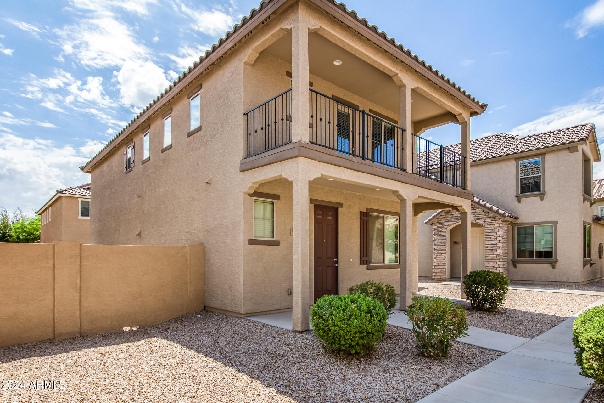 Photo 3 of 32 of 925 E AGUA FRIA Lane house