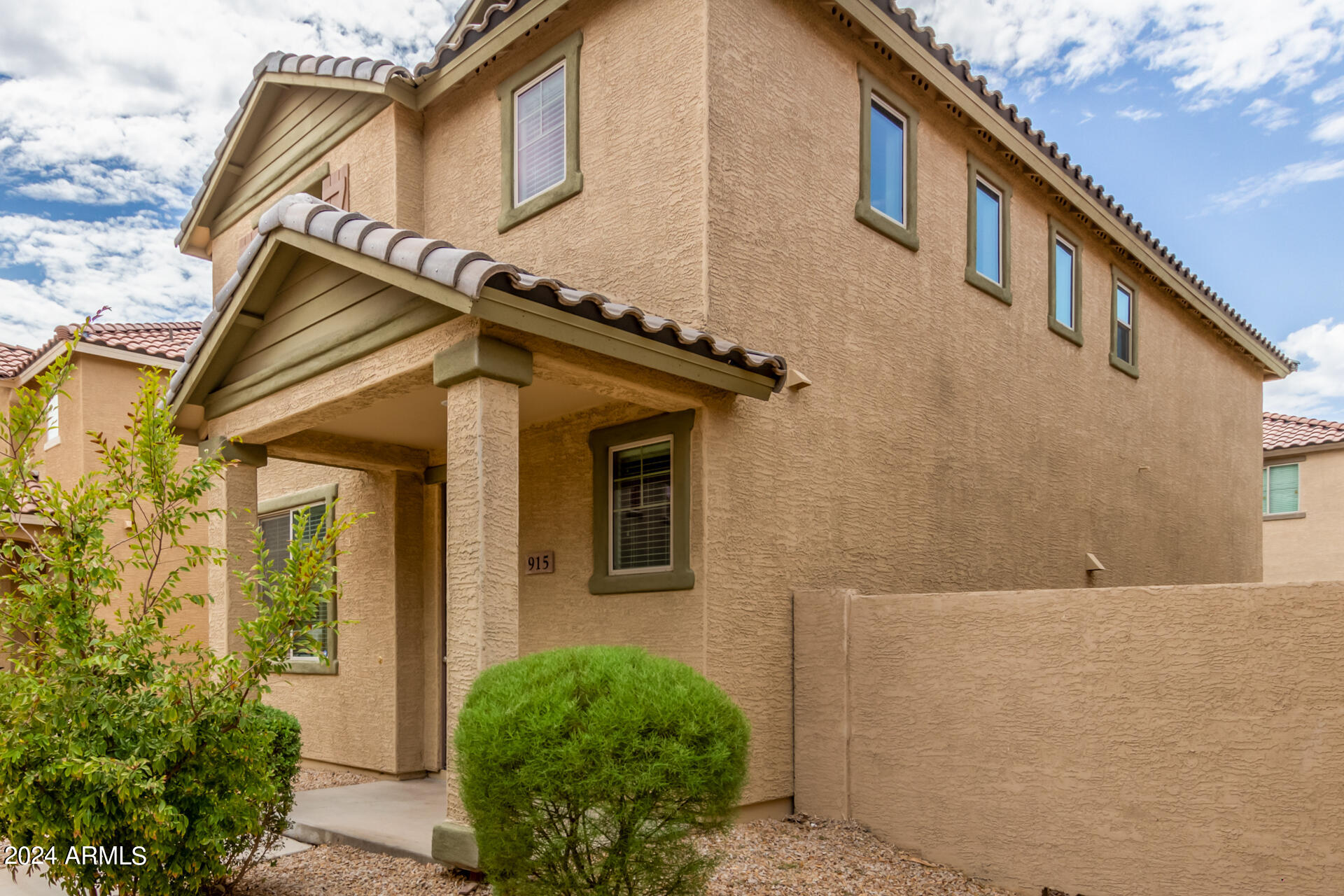 Photo 4 of 28 of 915 E AGUA FRIA Lane house