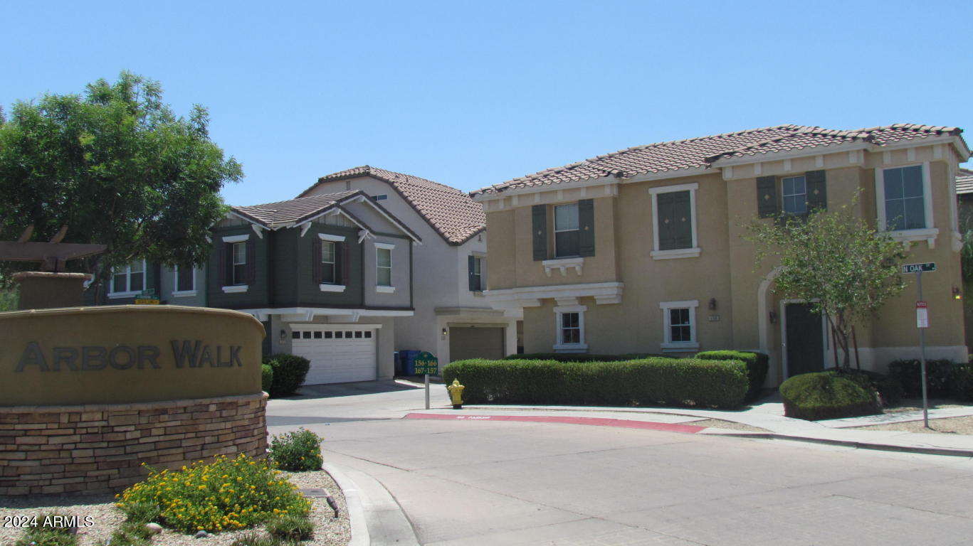 Photo 1 of 10 of 162 W TREMAINE Court townhome