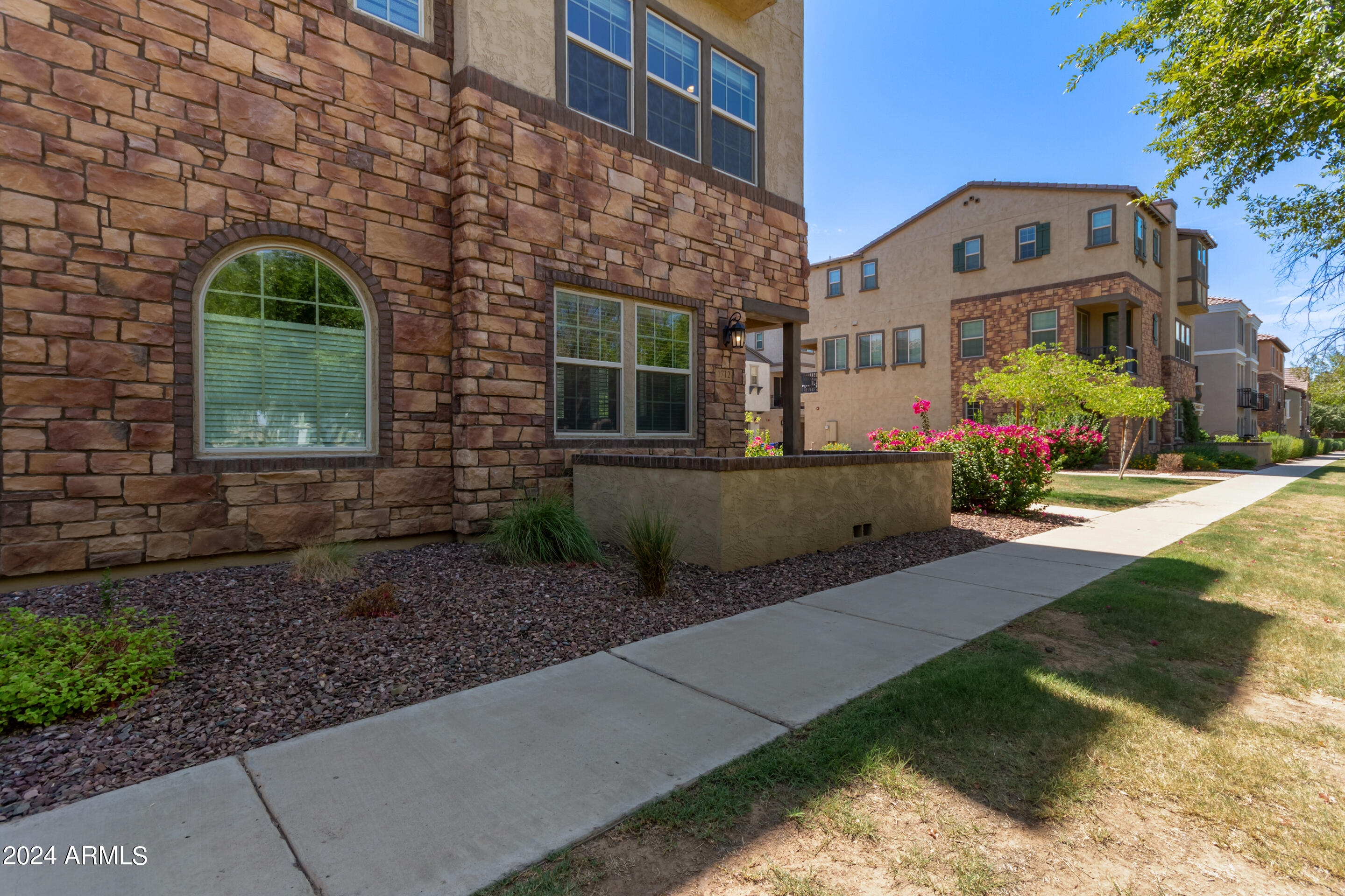 Photo 2 of 27 of 1712 E BRIDGEPORT Parkway townhome