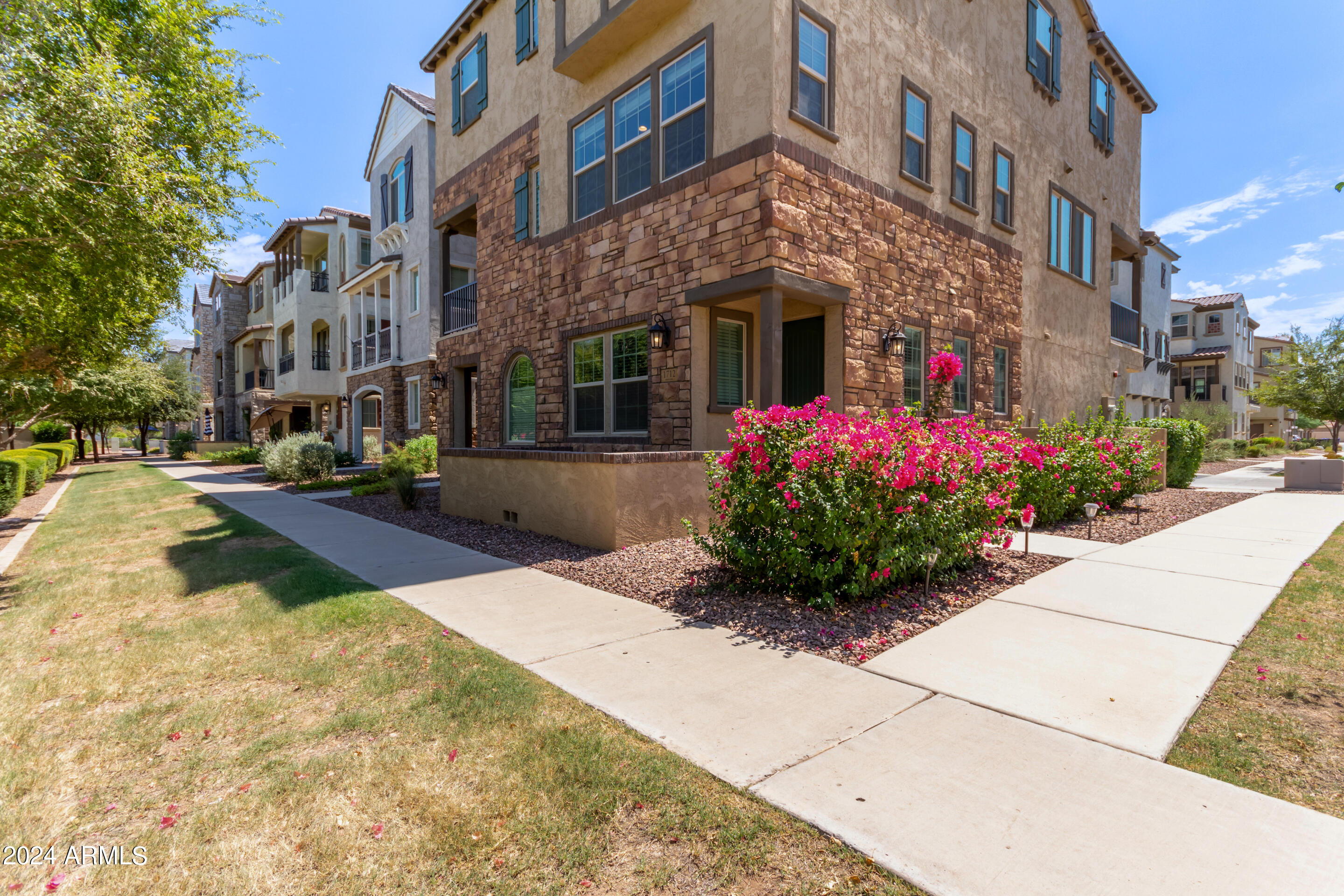 Photo 3 of 27 of 1712 E BRIDGEPORT Parkway townhome