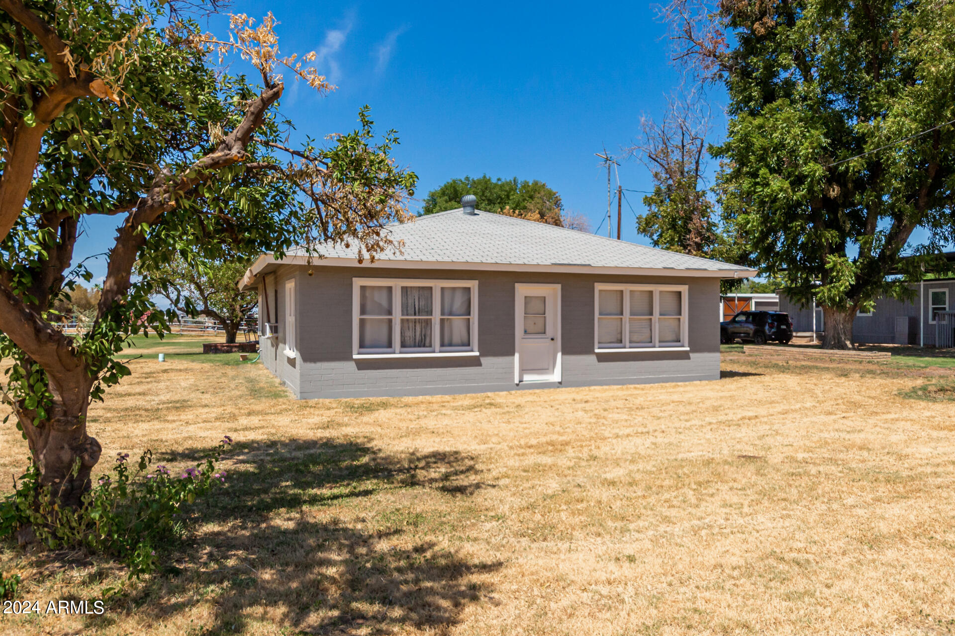 Photo 4 of 69 of 7934 W ORANGEWOOD Avenue house