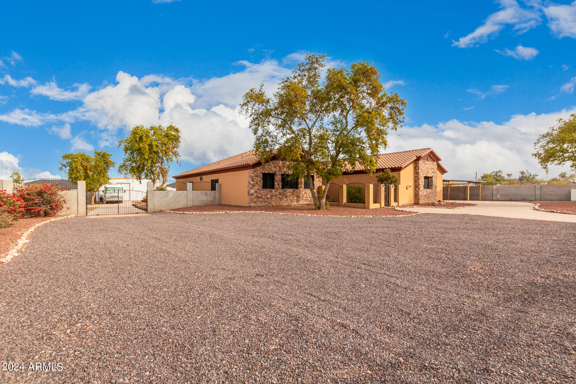 Photo 3 of 101 of 3012 W SOUTH MOUNTAIN Road house