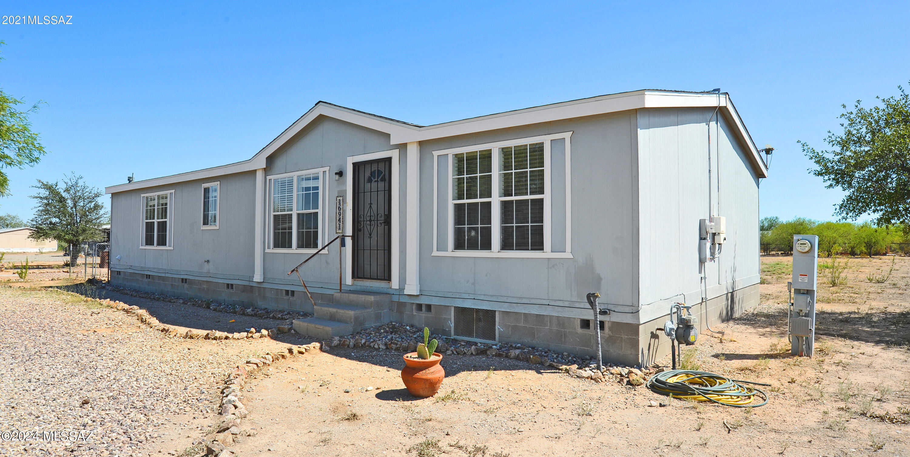 Photo 5 of 37 of 16941 W Whitewing Way mobile home