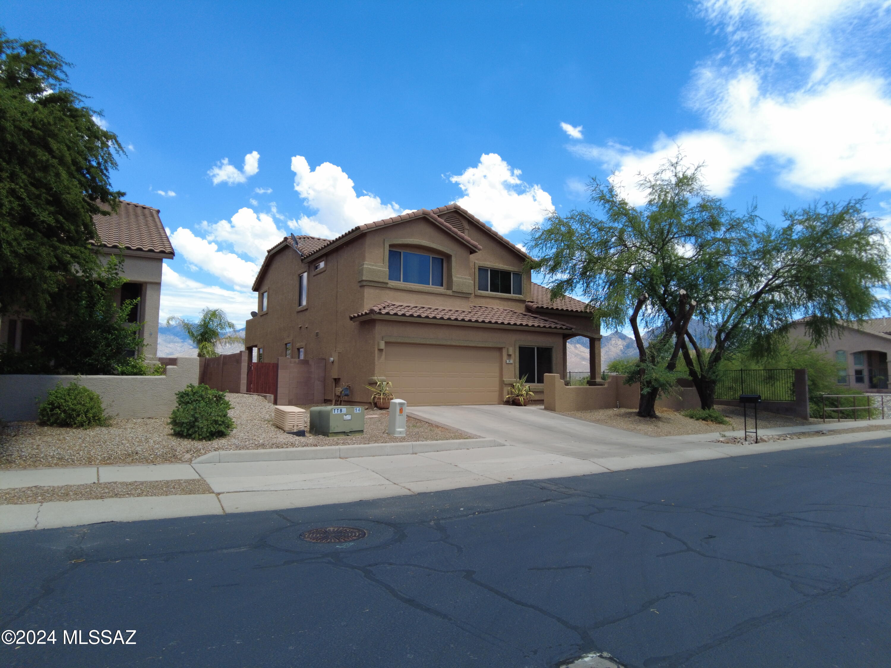 Photo 6 of 36 of 11922 N Verismo Drive house