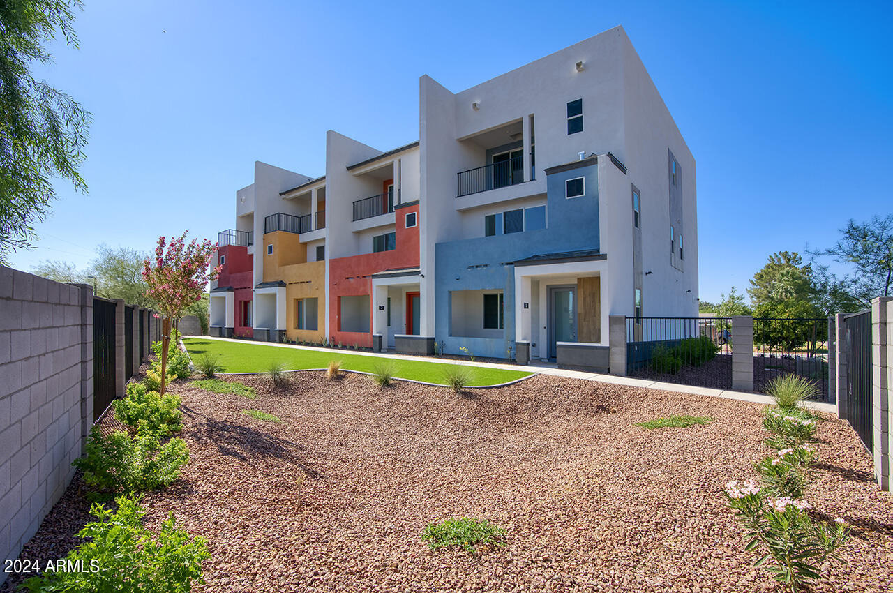 Photo 1 of 18 of 4506 N 10TH Street 1 townhome