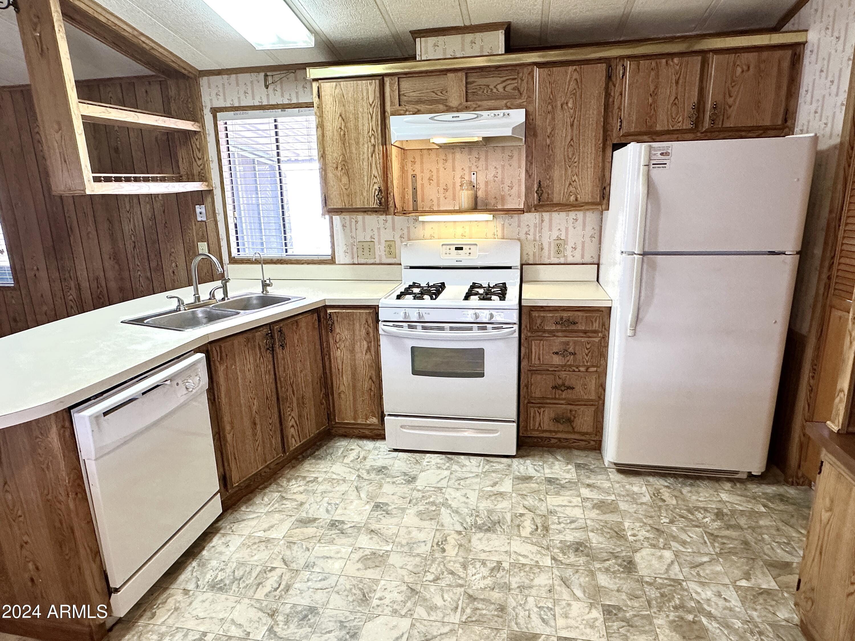 Photo 5 of 21 of 2701 E UTOPIA Road 118 mobile home