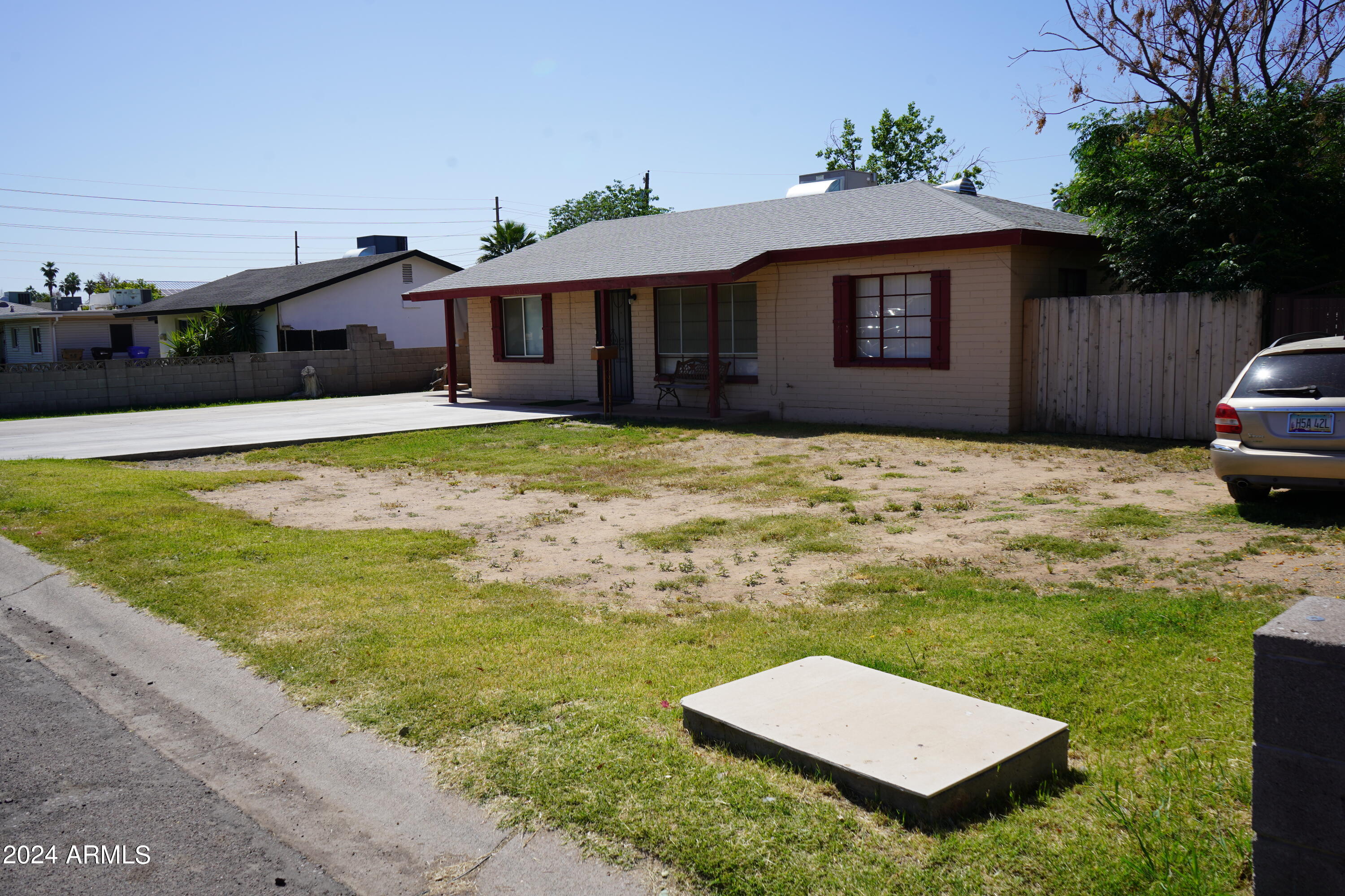 Photo 2 of 16 of 2325 W MARSHALL Avenue house