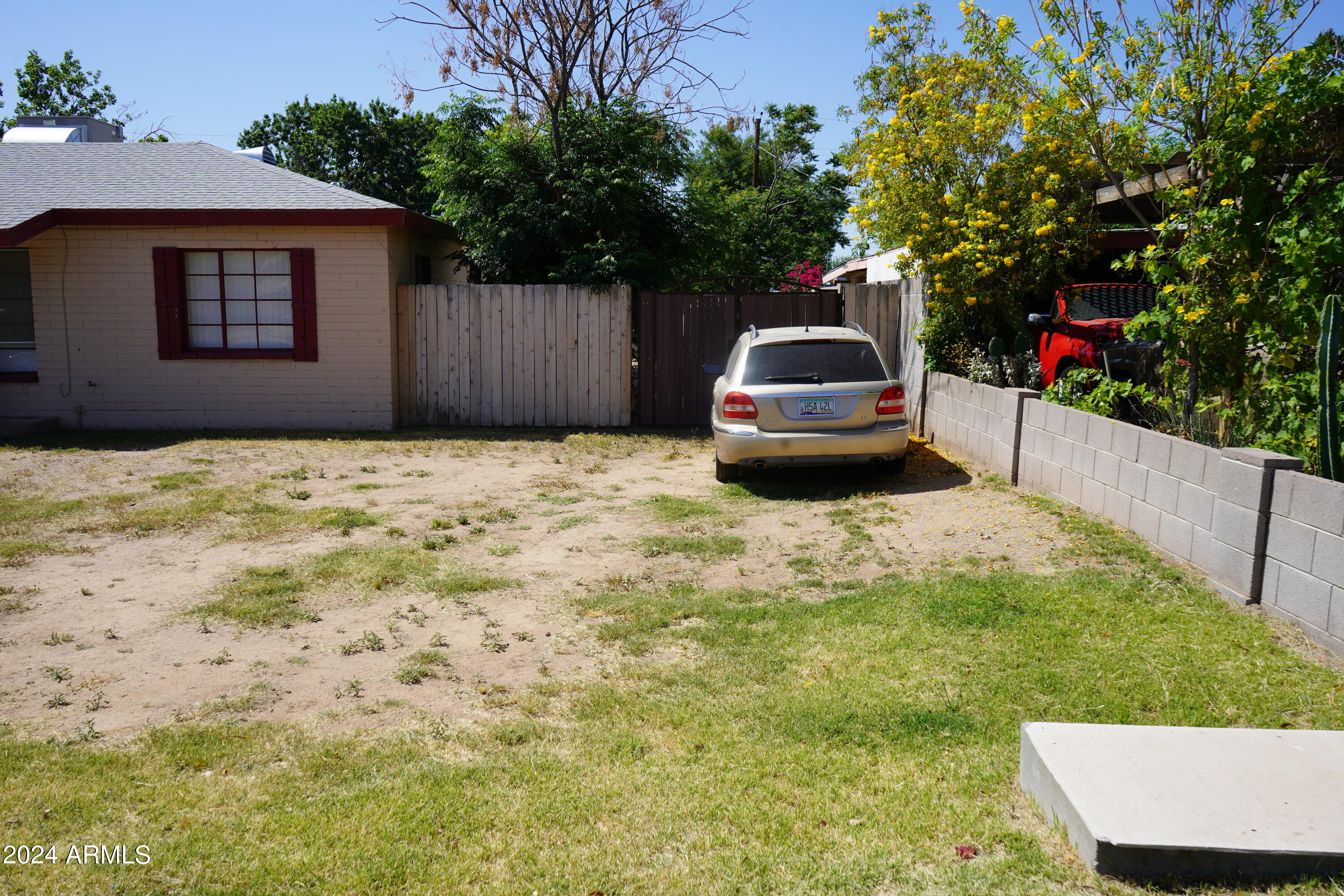 Photo 4 of 16 of 2325 W MARSHALL Avenue house