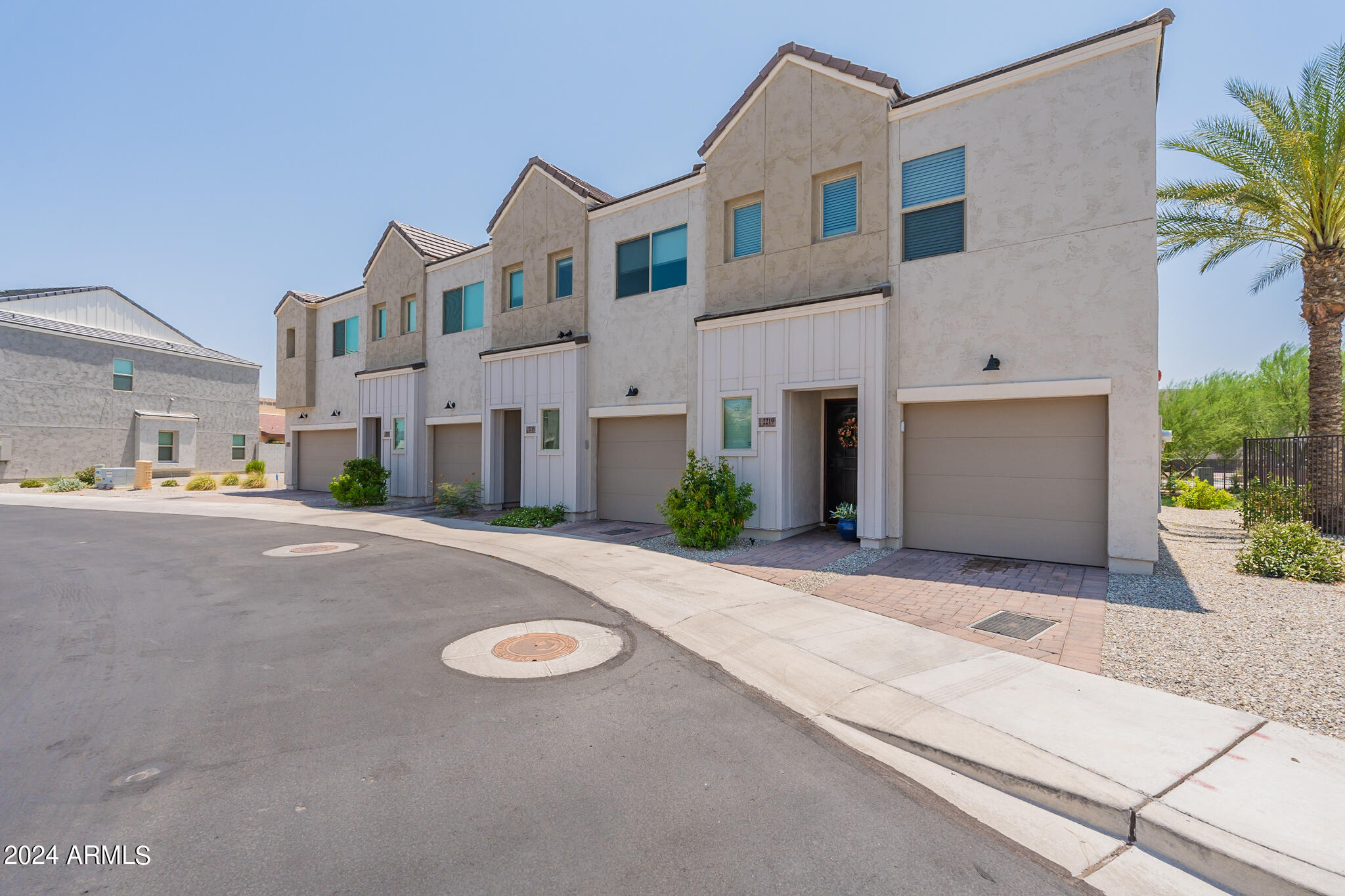 Photo 3 of 32 of 2219 W HARMONT Drive townhome