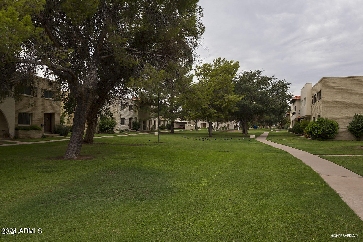 Photo 1 of 20 of 1904 W HAZELWOOD Parkway townhome