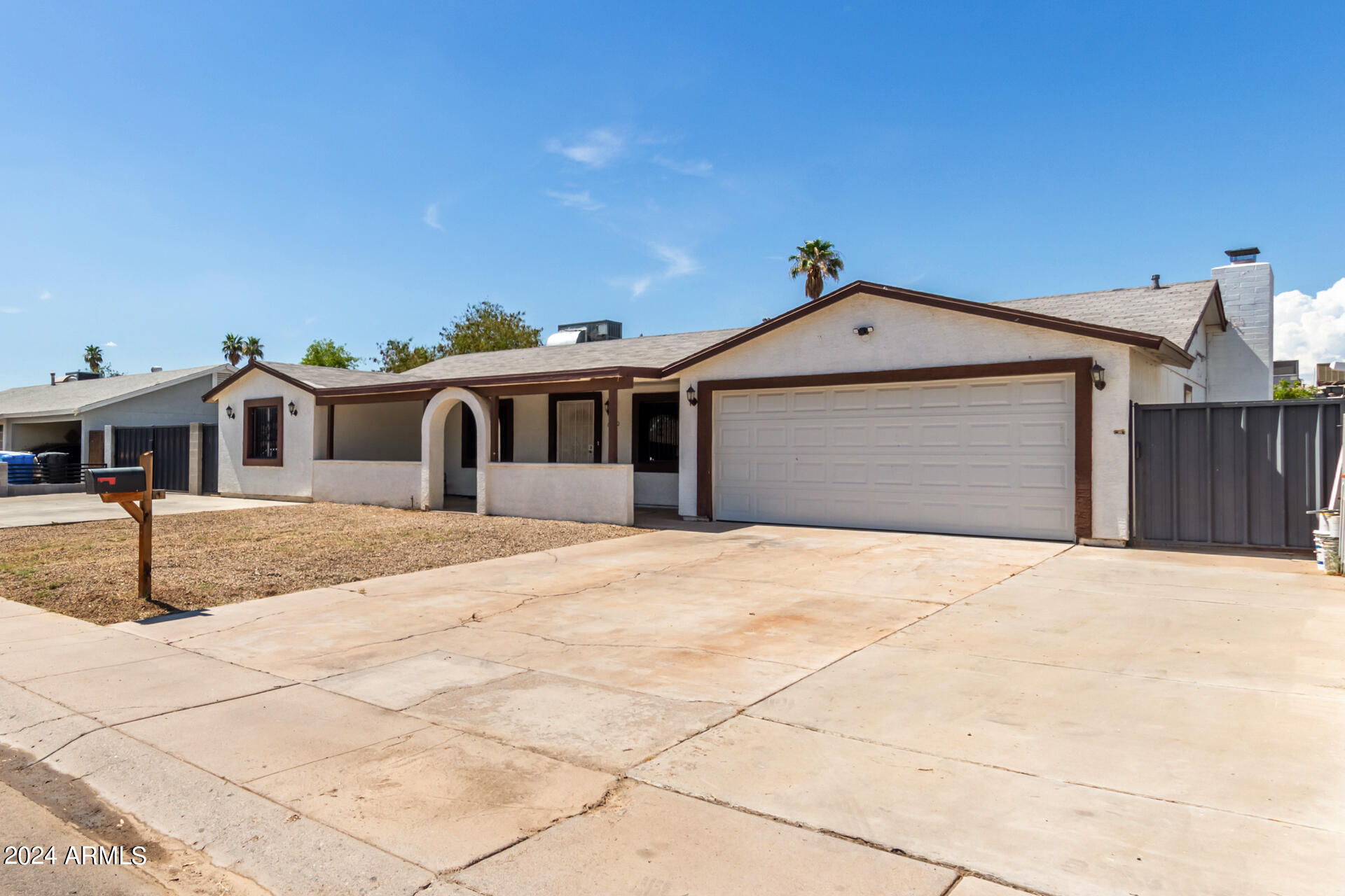 Photo 4 of 26 of 6330 W CYPRESS Street house