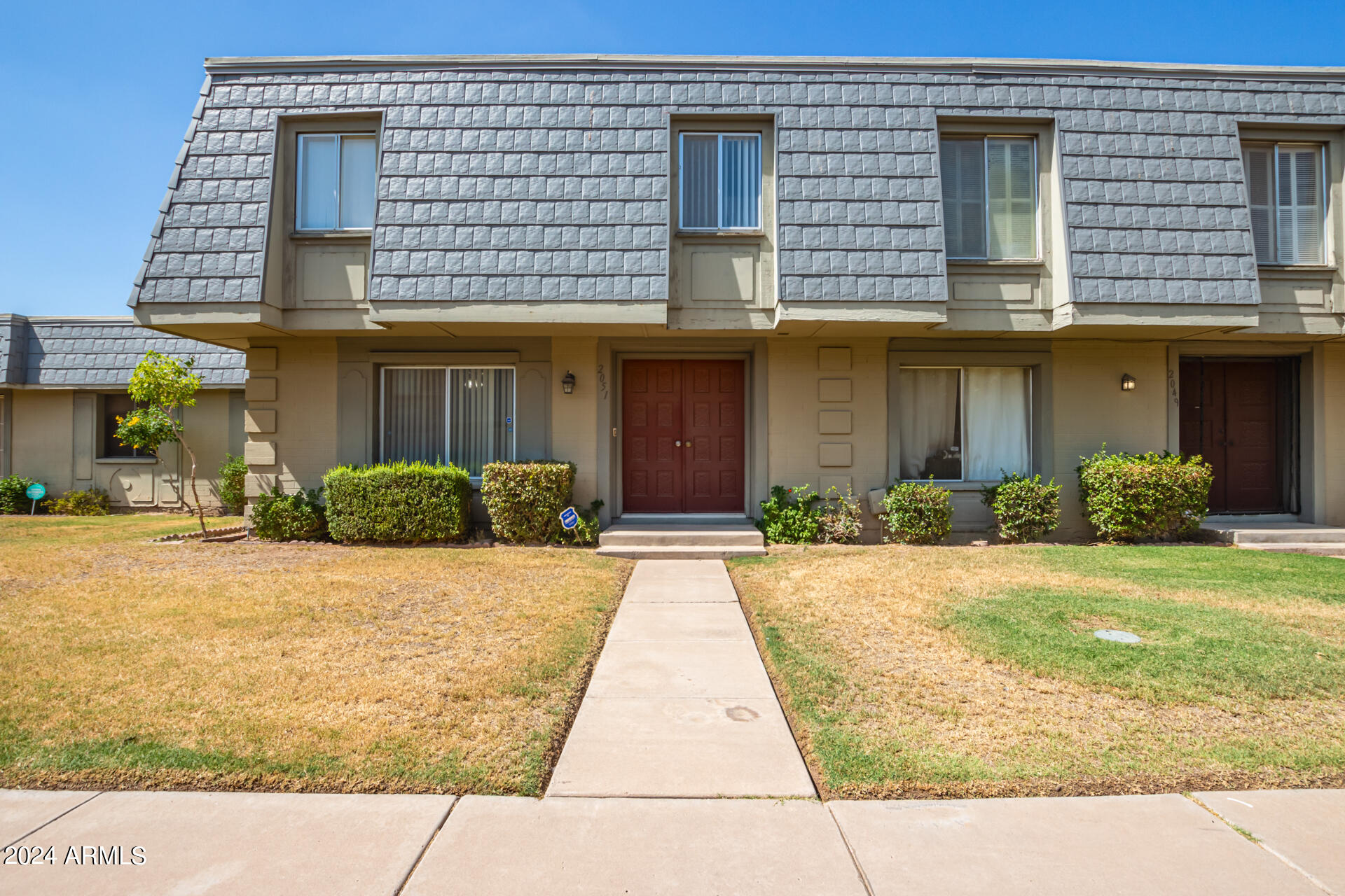 Photo 1 of 28 of 2051 W ELM Street townhome