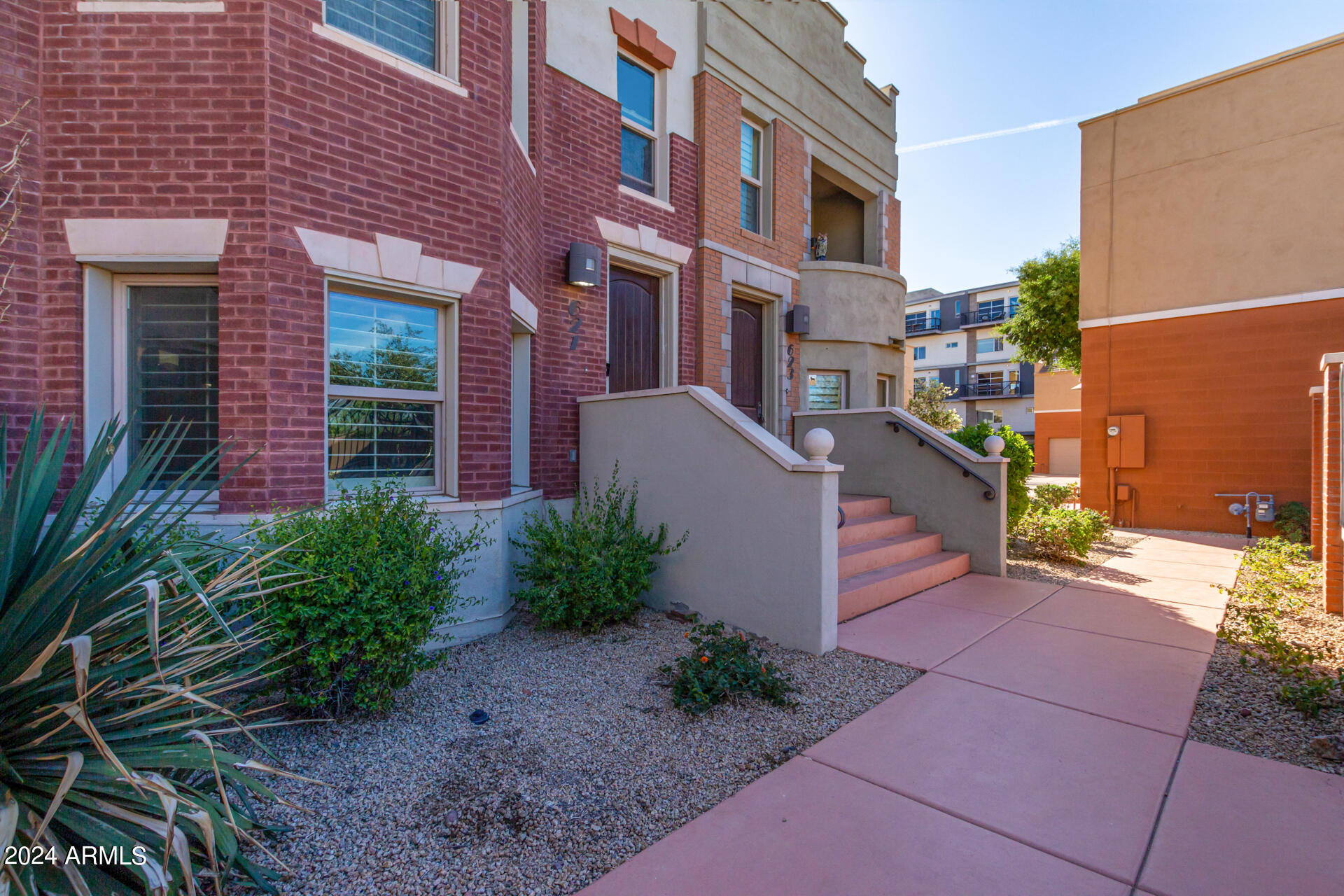 Photo 2 of 40 of 621 S ROOSEVELT Street townhome