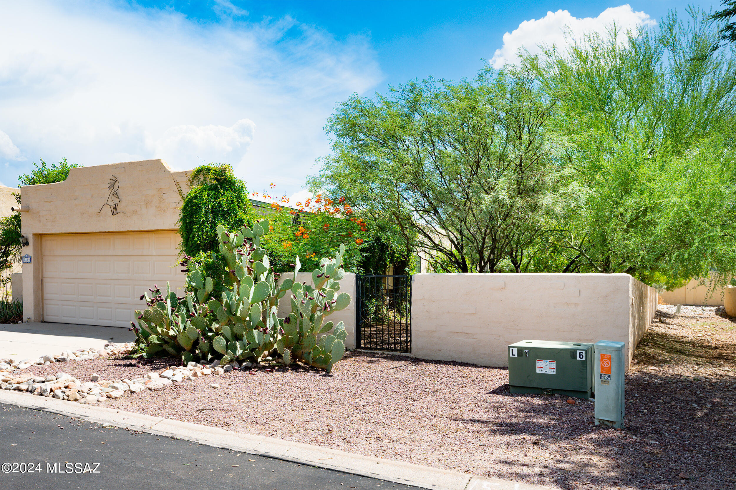 Photo 2 of 19 of 2419 W Calle Retana townhome