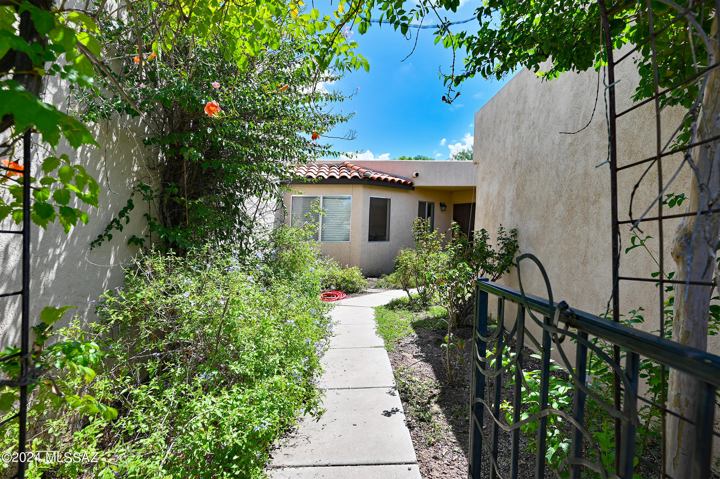 Photo 3 of 19 of 2419 W Calle Retana townhome