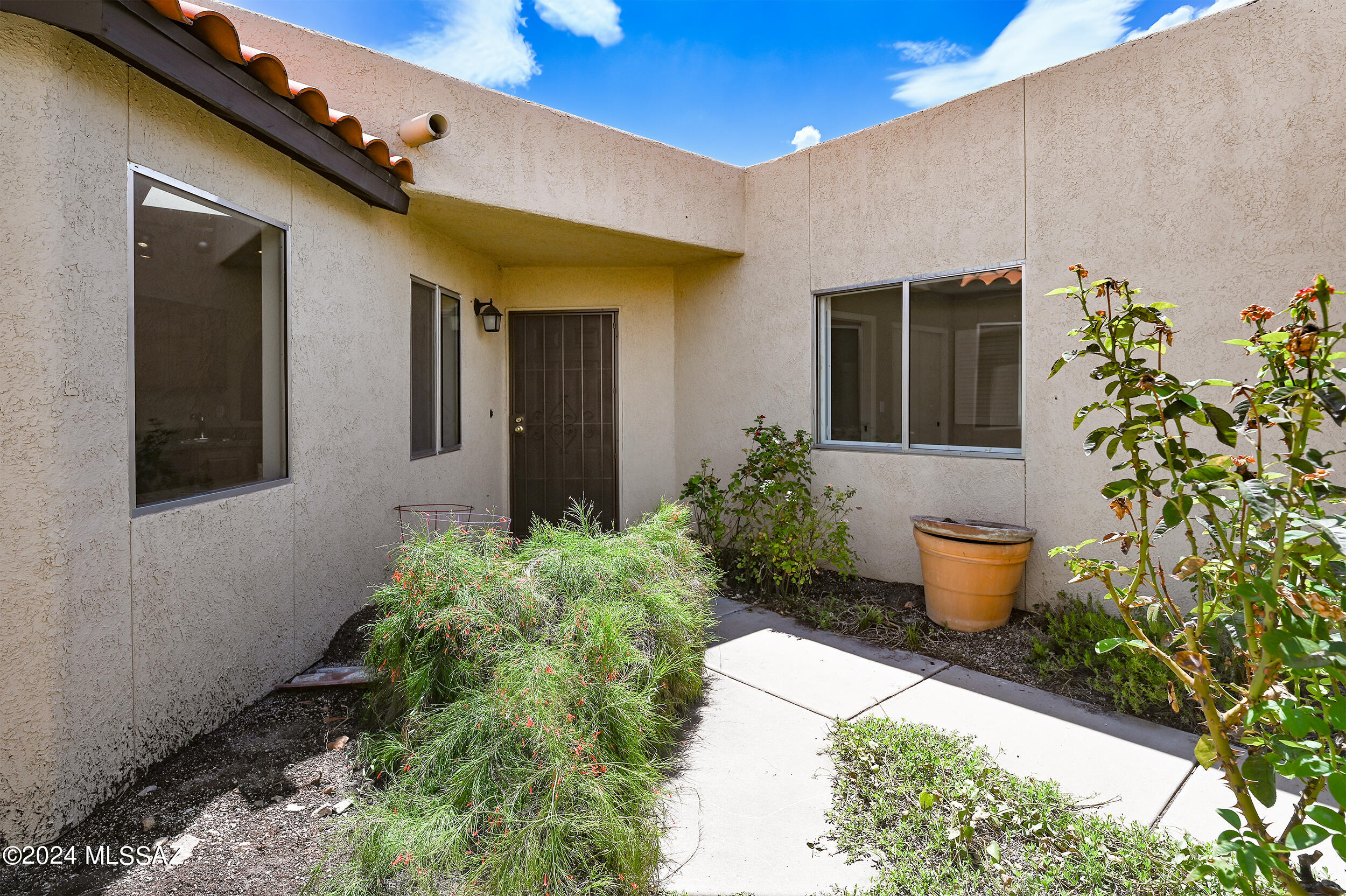 Photo 4 of 19 of 2419 W Calle Retana townhome