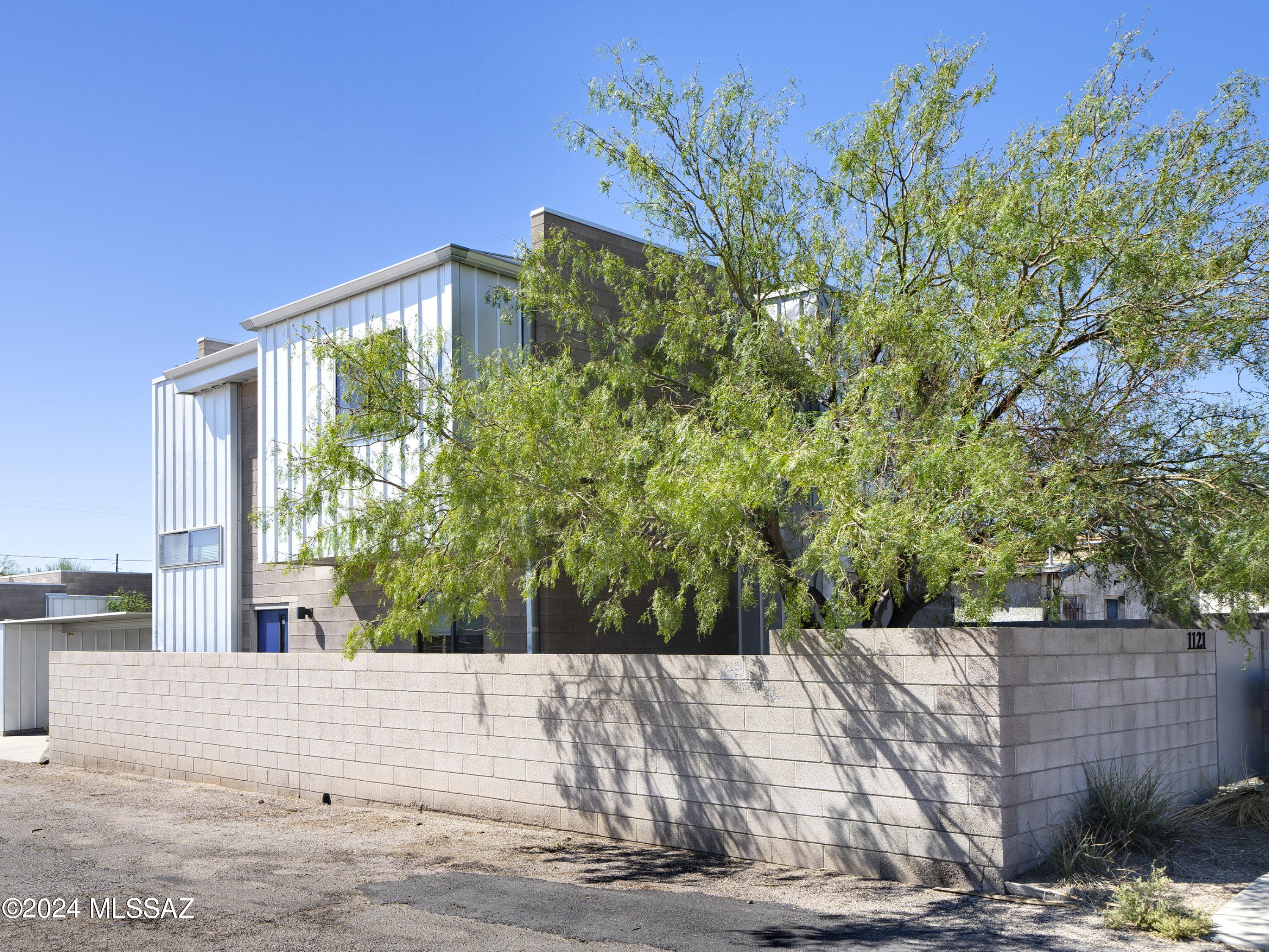 Photo 25 of 26 of 1121 N Acuna Avenue house