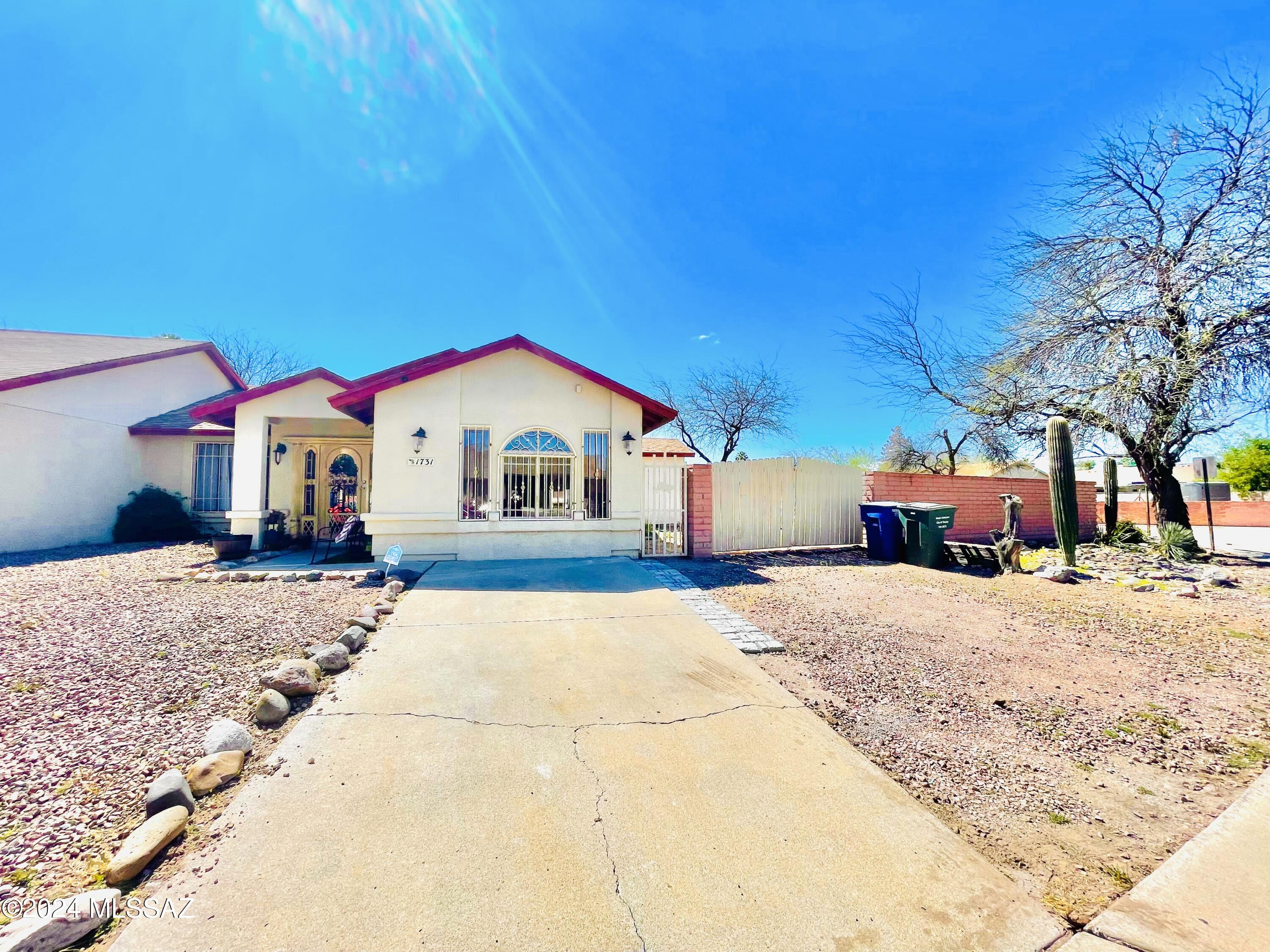 Photo 1 of 11 of 1731 W Cochran Street townhome