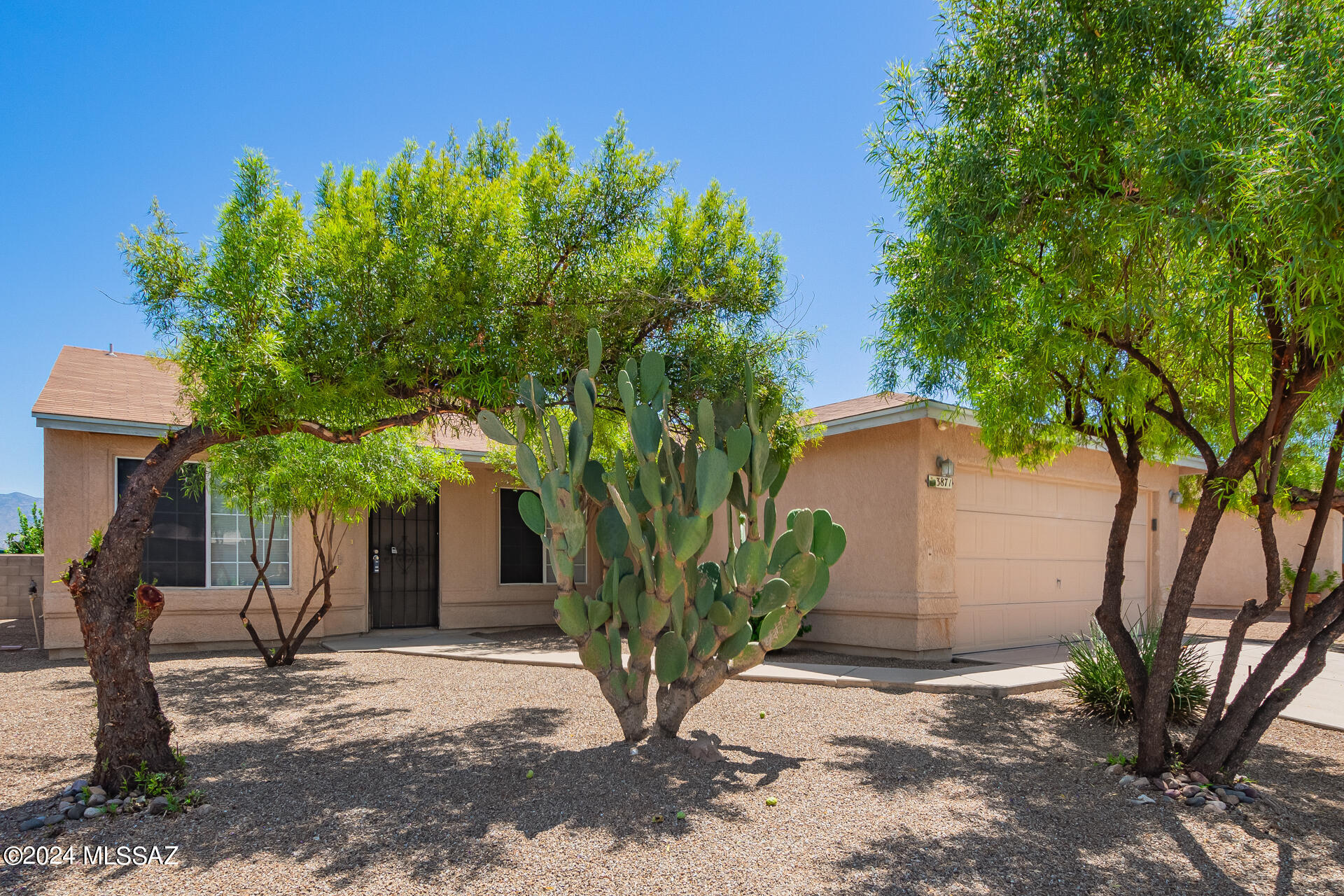 Photo 4 of 31 of 3871 S Desert Lake Drive house