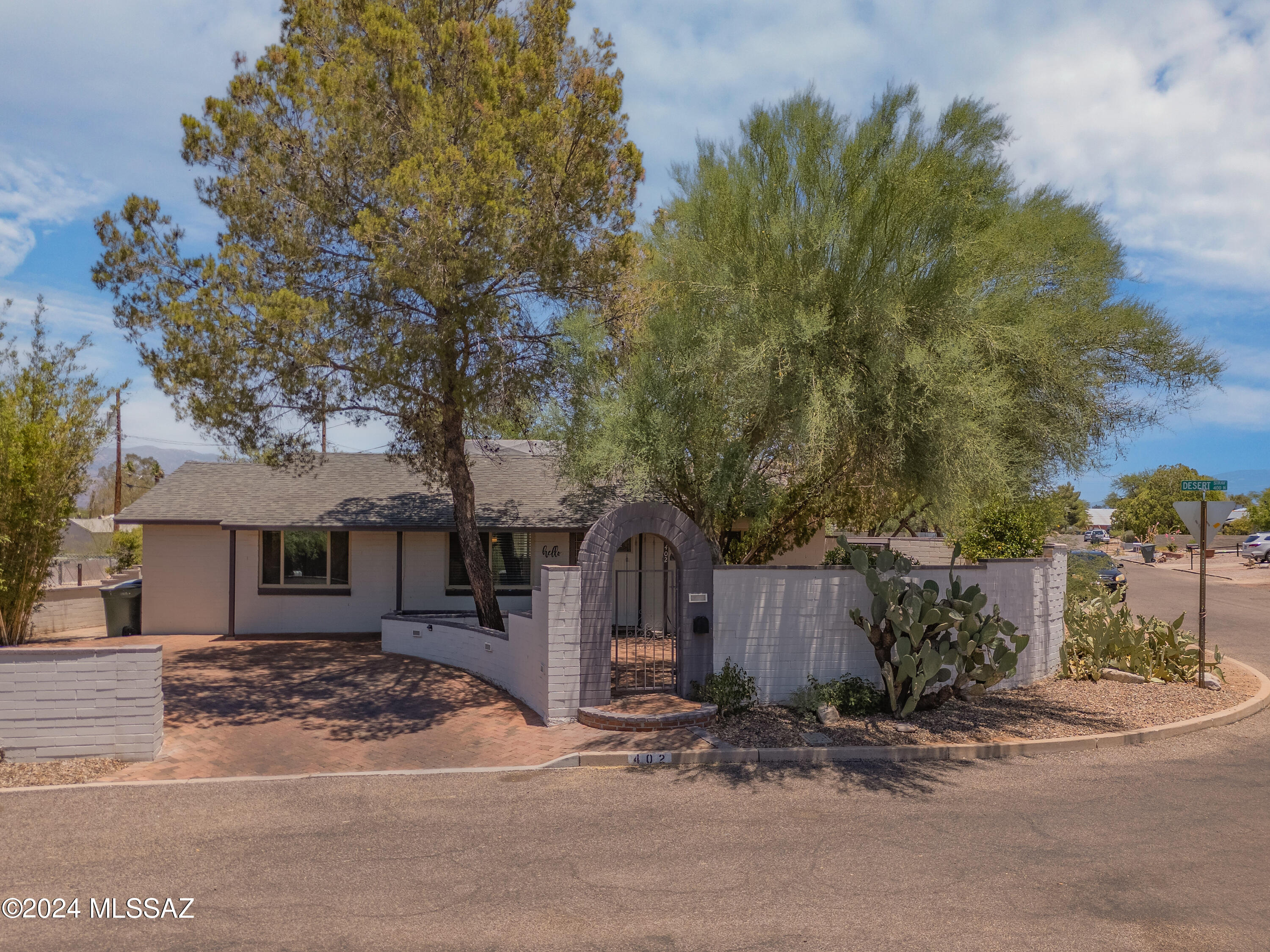 Photo 3 of 33 of 402 N Desert Stravenue house