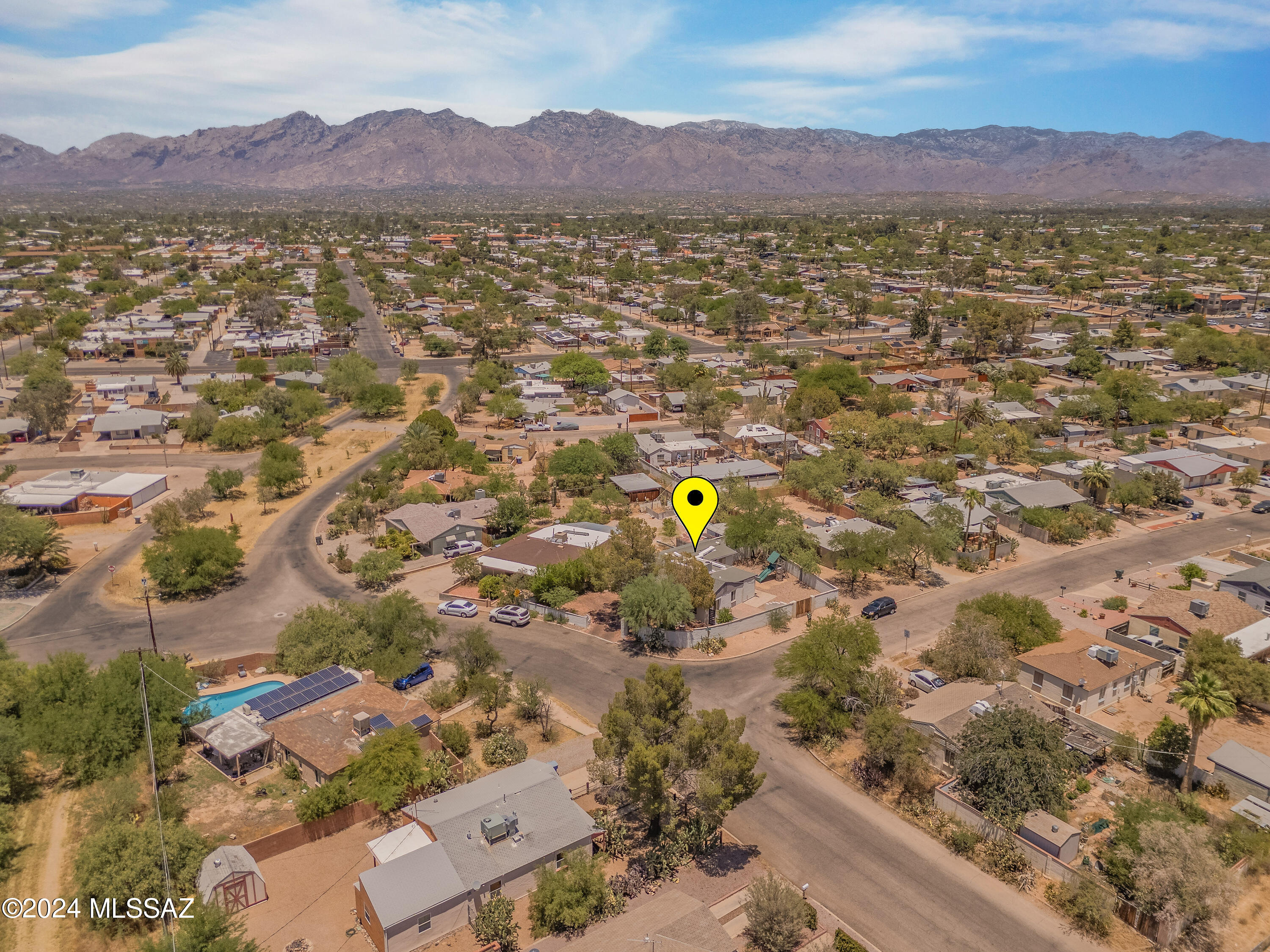 Photo 4 of 33 of 402 N Desert Stravenue house