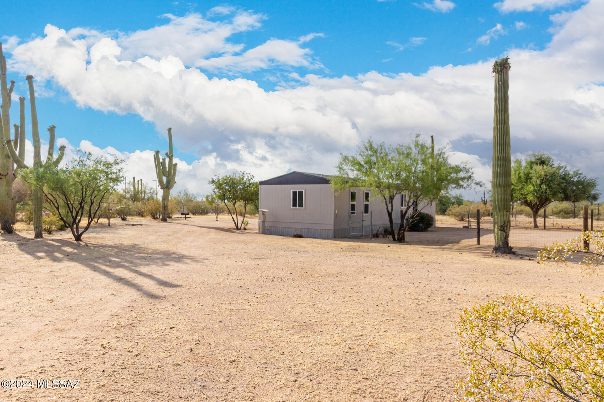 Photo 6 of 32 of 11601 W Ina Road mobile home