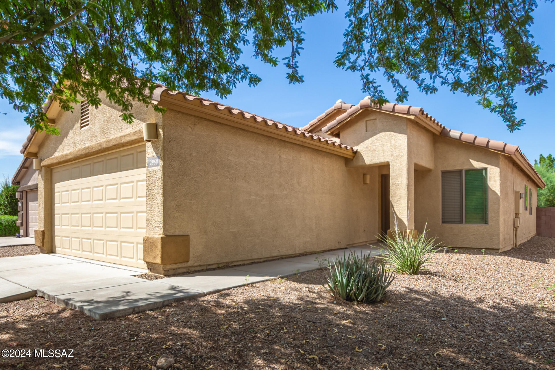 Photo 3 of 28 of 2960 S Pantano Edge Drive house