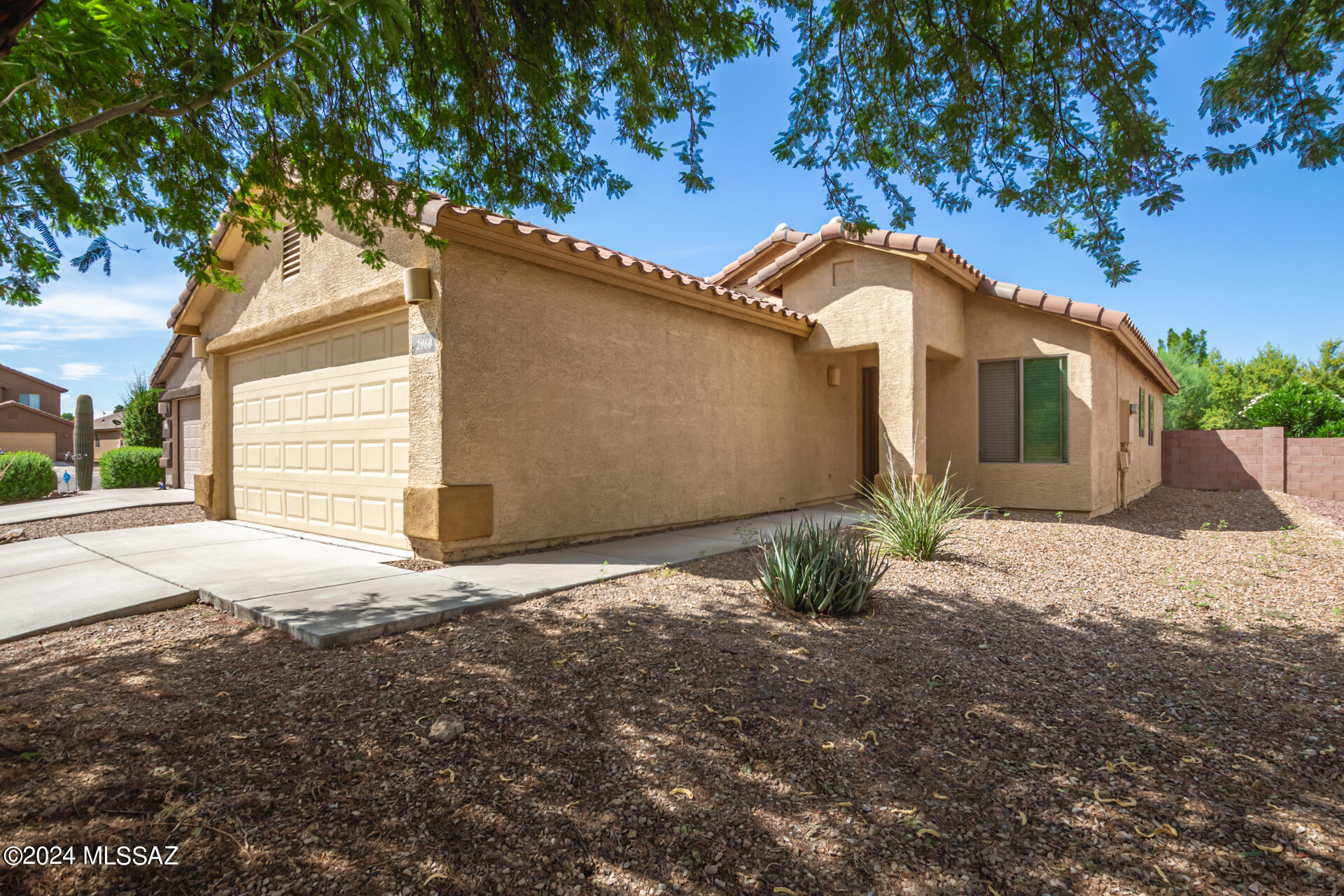 Photo 4 of 28 of 2960 S Pantano Edge Drive house