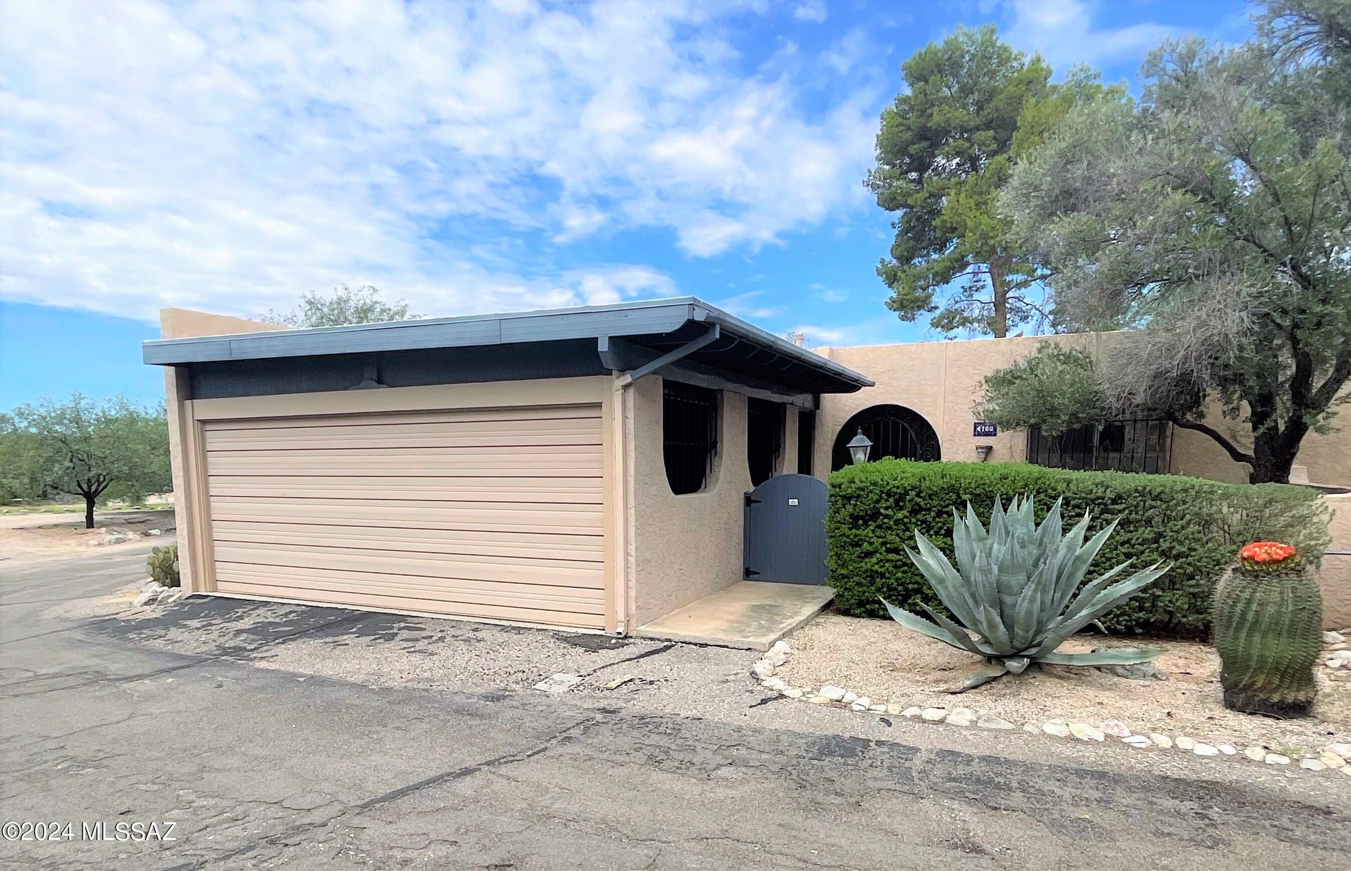 Photo 1 of 32 of 4700 N Calle Lampara townhome