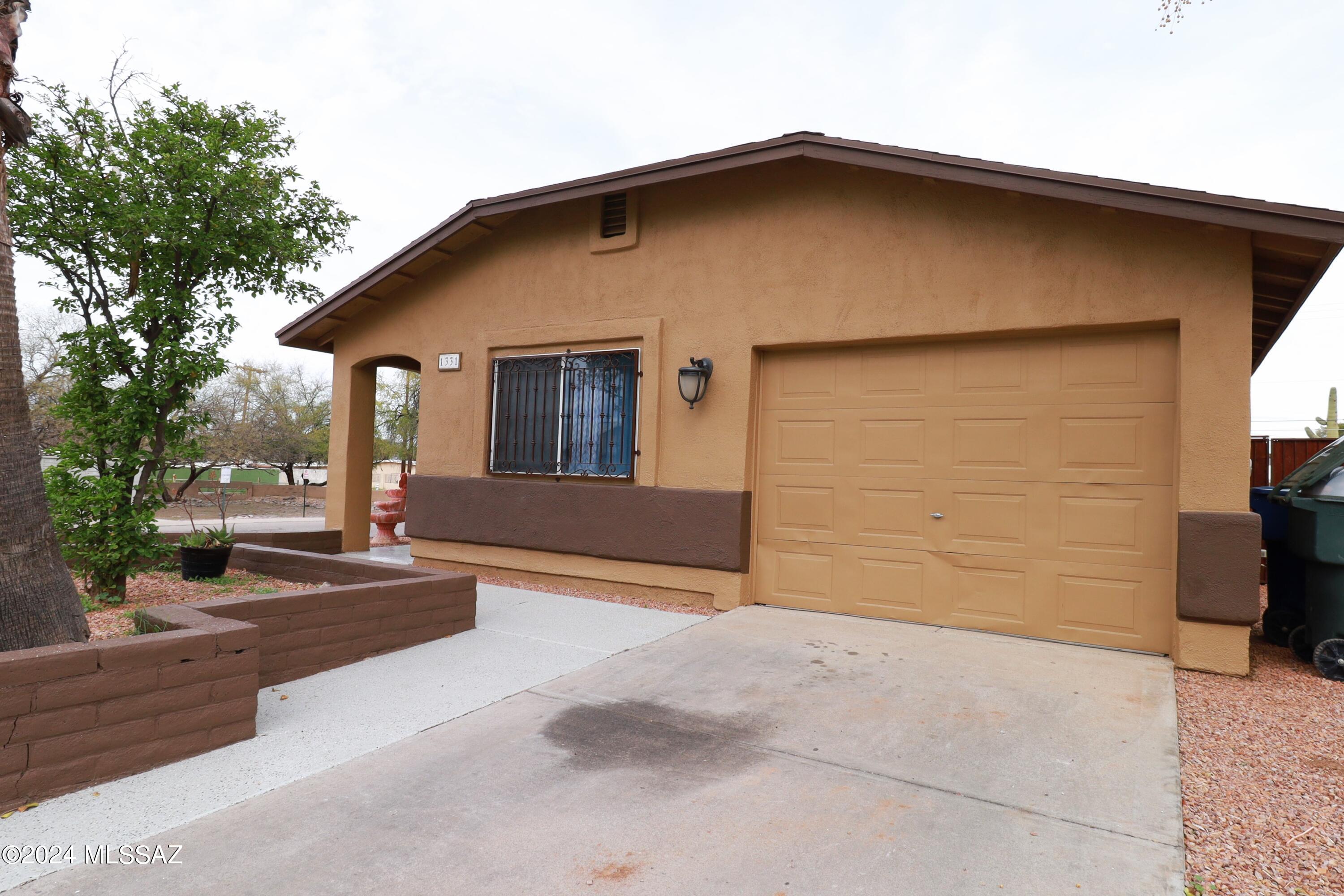 Photo 2 of 25 of 1331 E Pewitt Drive house