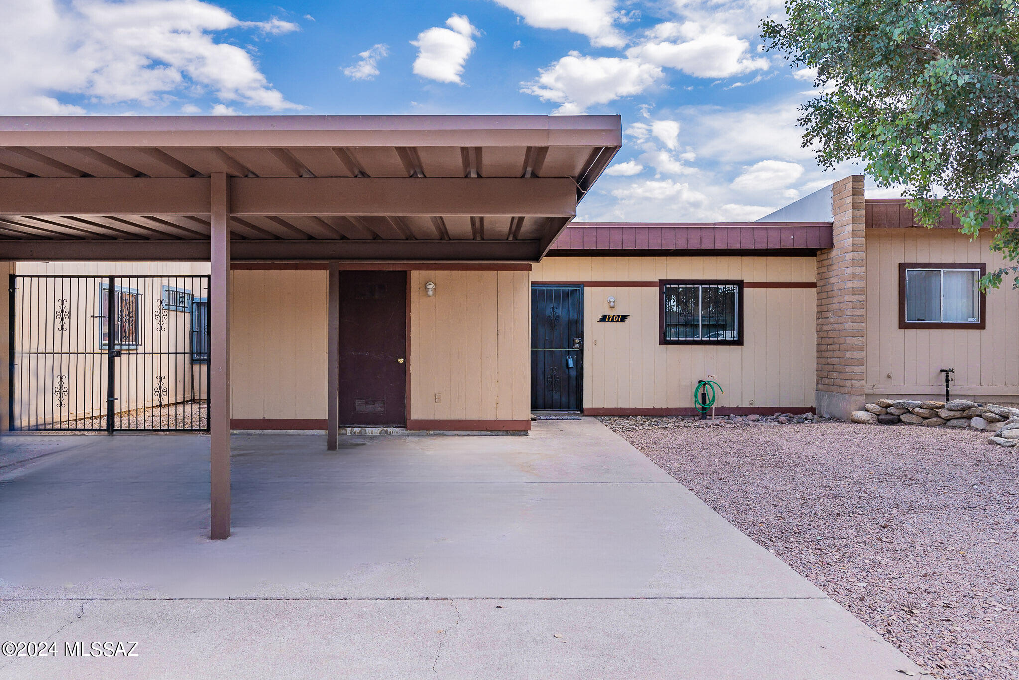 Photo 1 of 34 of 1701 W Calle Del Rey townhome