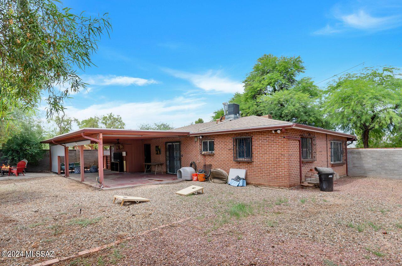 Photo 11 of 34 of 1520 N Cloverland Avenue house