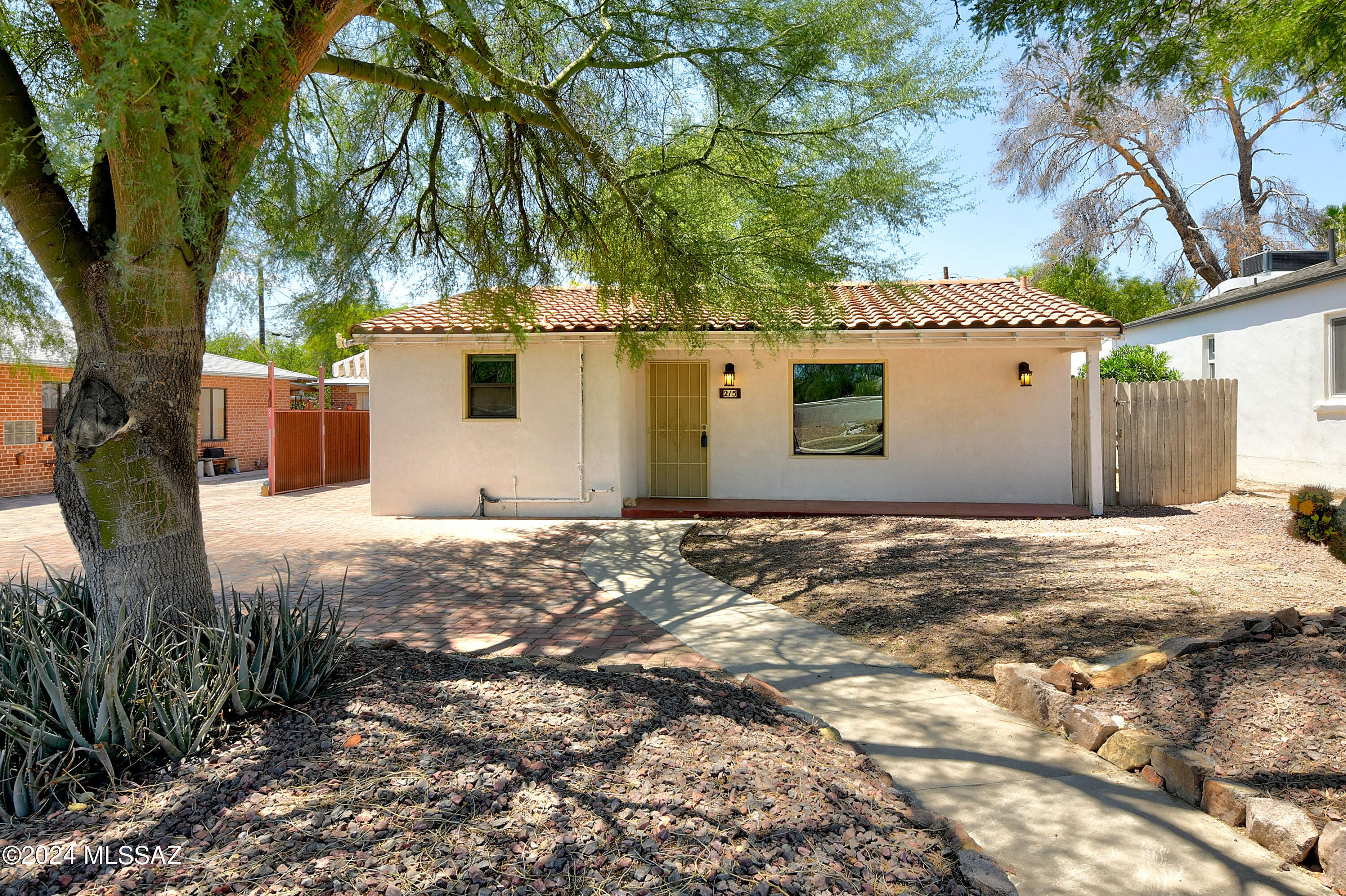 Photo 16 of 41 of 215 N Tucson Boulevard house