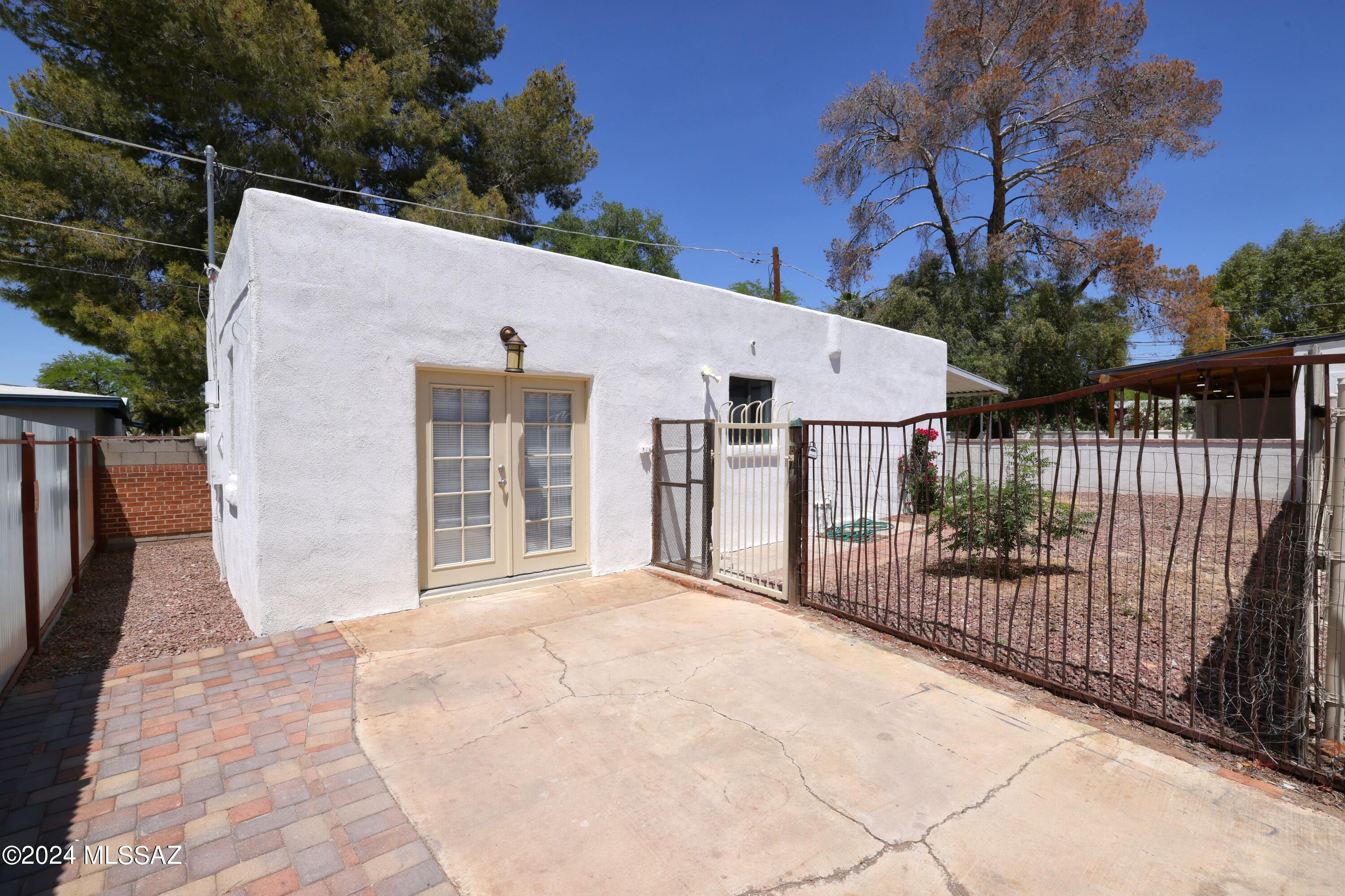 Photo 20 of 41 of 215 N Tucson Boulevard house